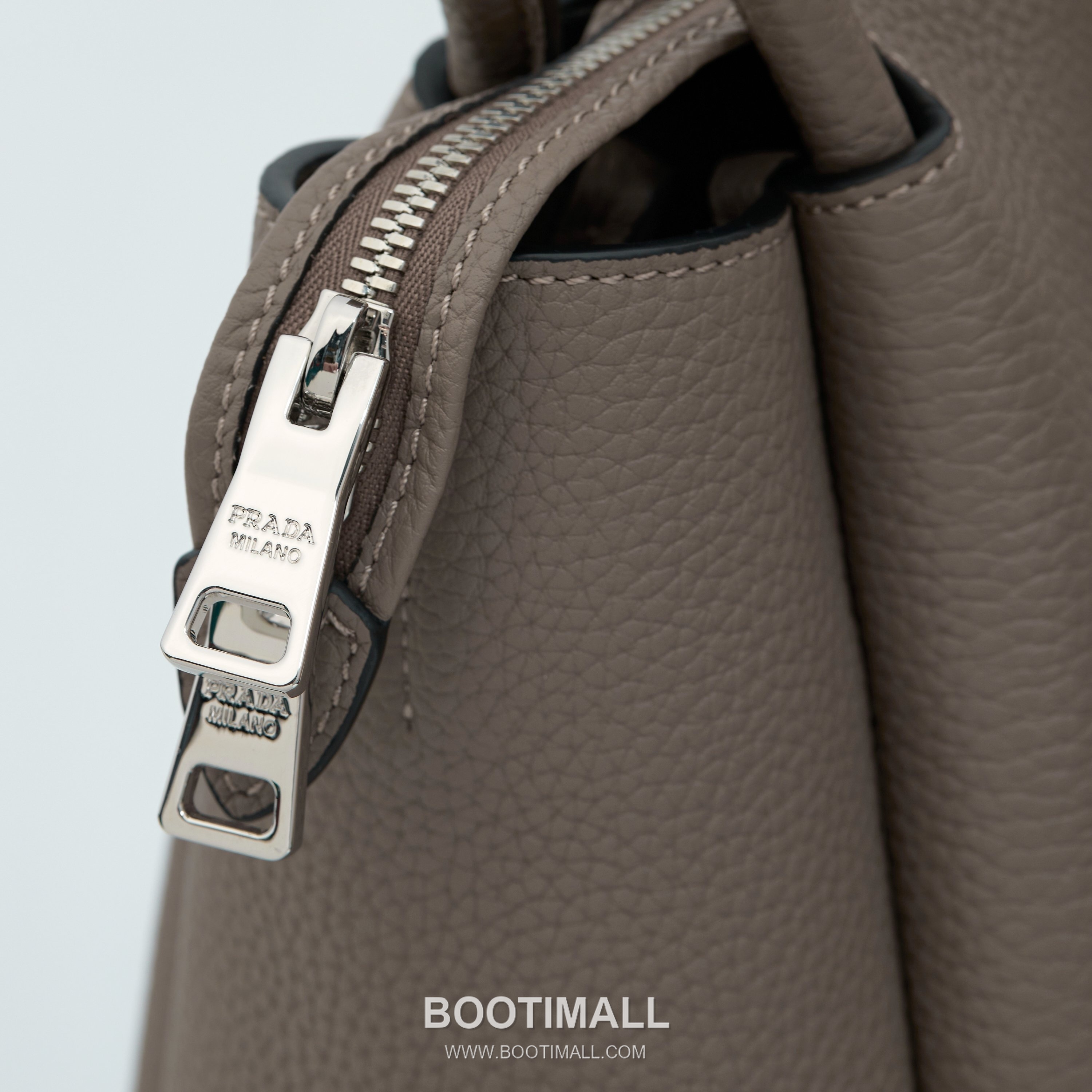 Prada Deer Grain Calfskin Crossbody Bag with Dual Adjustable Strap Detail 프라다 디어 그레인 카프스킨 크로스바디 백 듀얼 조절 스트랩 디테일 1BC170 32cm 7