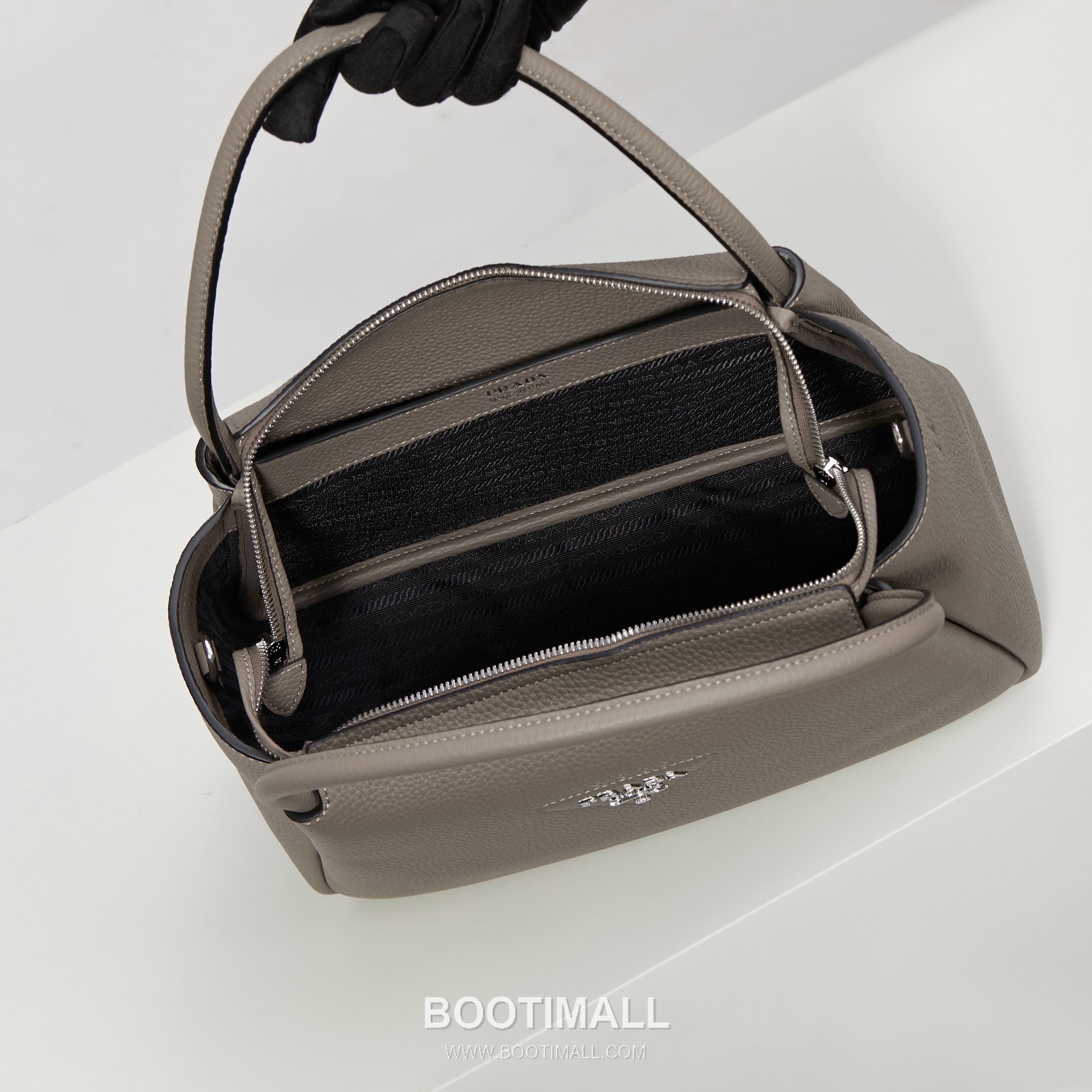 Prada Deer Grain Calfskin Crossbody Bag with Dual Adjustable Strap Detail 프라다 디어 그레인 카프스킨 크로스바디 백 듀얼 조절 스트랩 디테일 1BC170 32cm 9