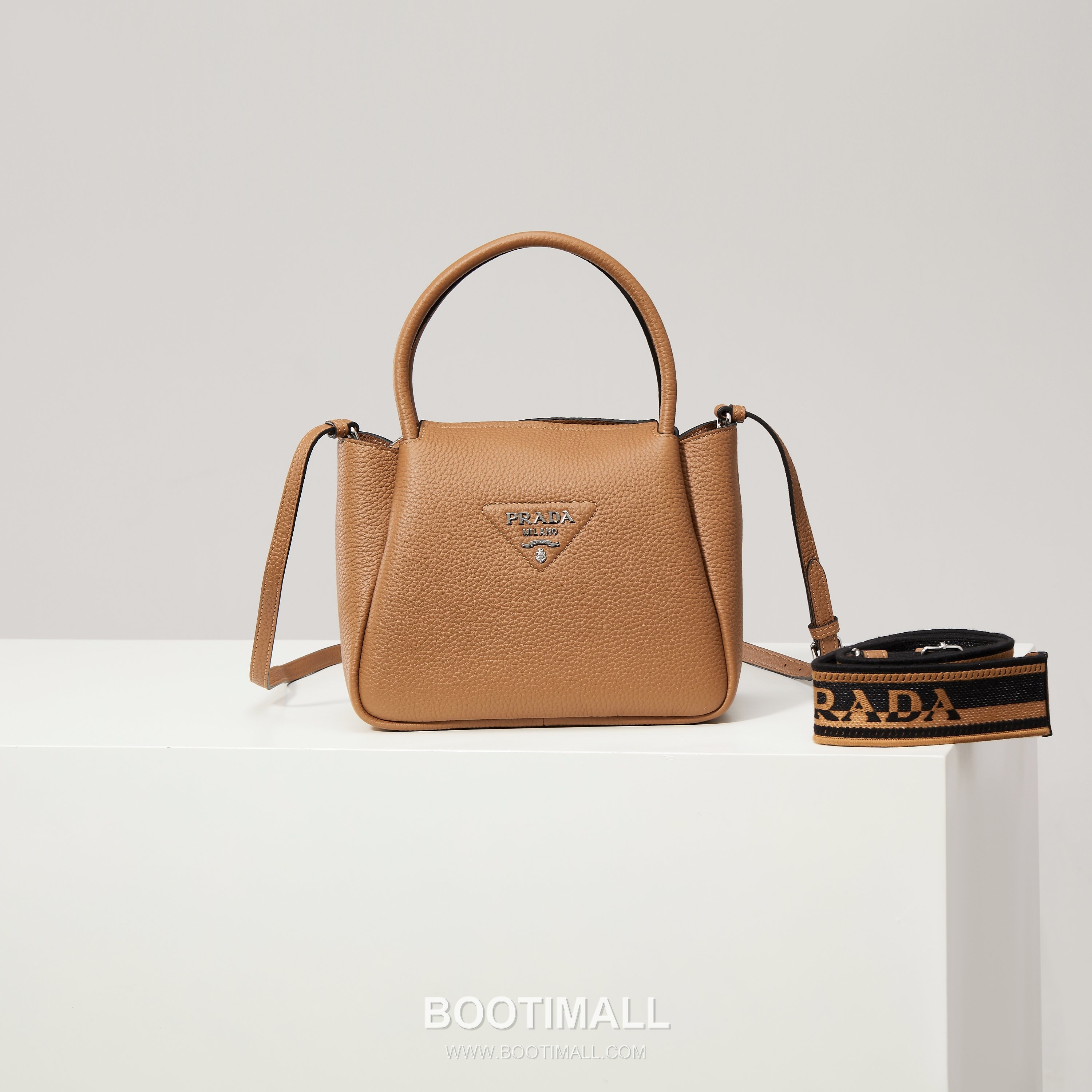 Prada Textured Leather Shoulder Bag with Dual Strap Zip Closure and Metal Logo Detail 프라다 텍스처드 레더 숄더백 듀얼 스트랩 지퍼 클로저 메탈 로고 디테일 1BC145 23cm 1