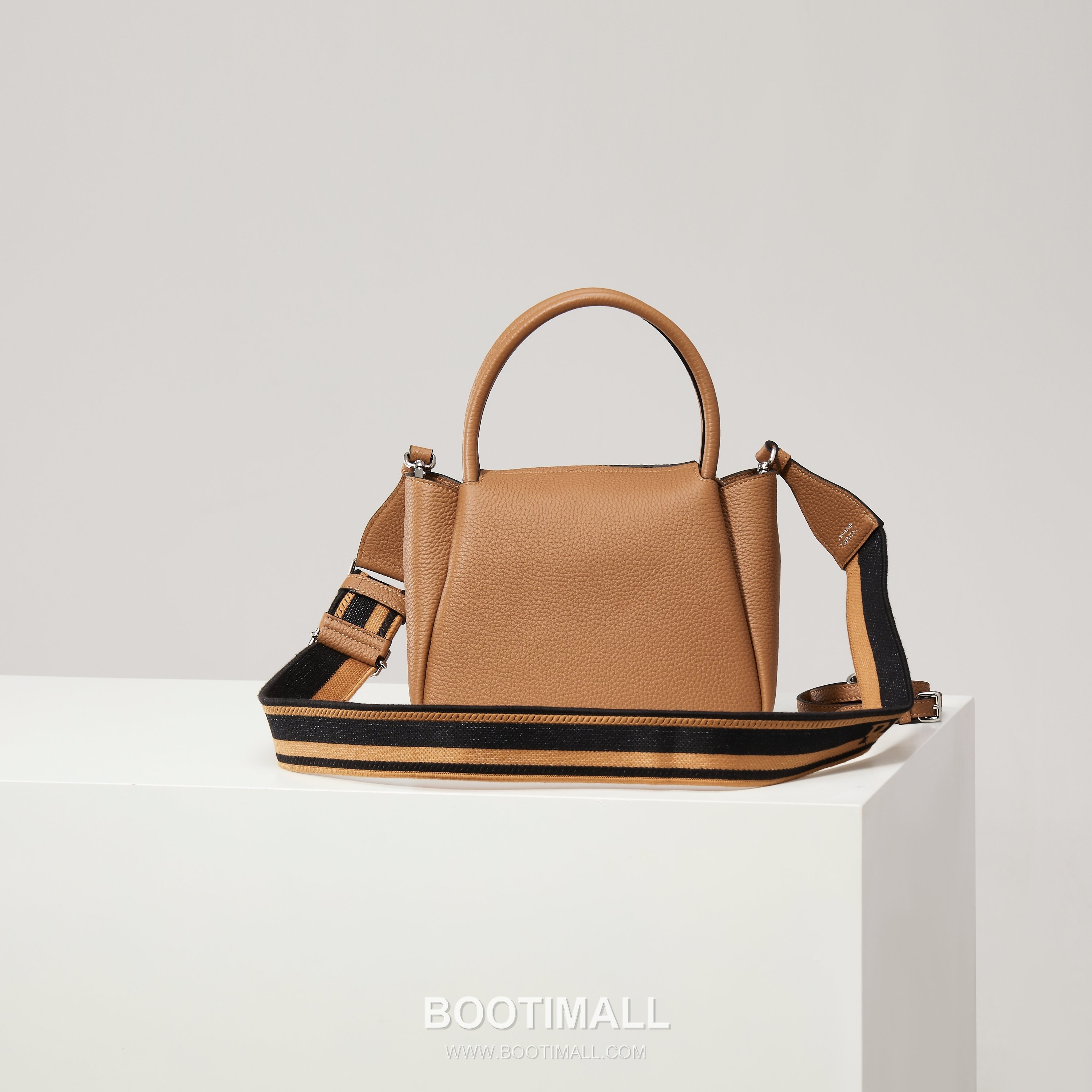 Prada Textured Leather Shoulder Bag with Dual Strap Zip Closure and Metal Logo Detail 프라다 텍스처드 레더 숄더백 듀얼 스트랩 지퍼 클로저 메탈 로고 디테일 1BC145 23cm 2