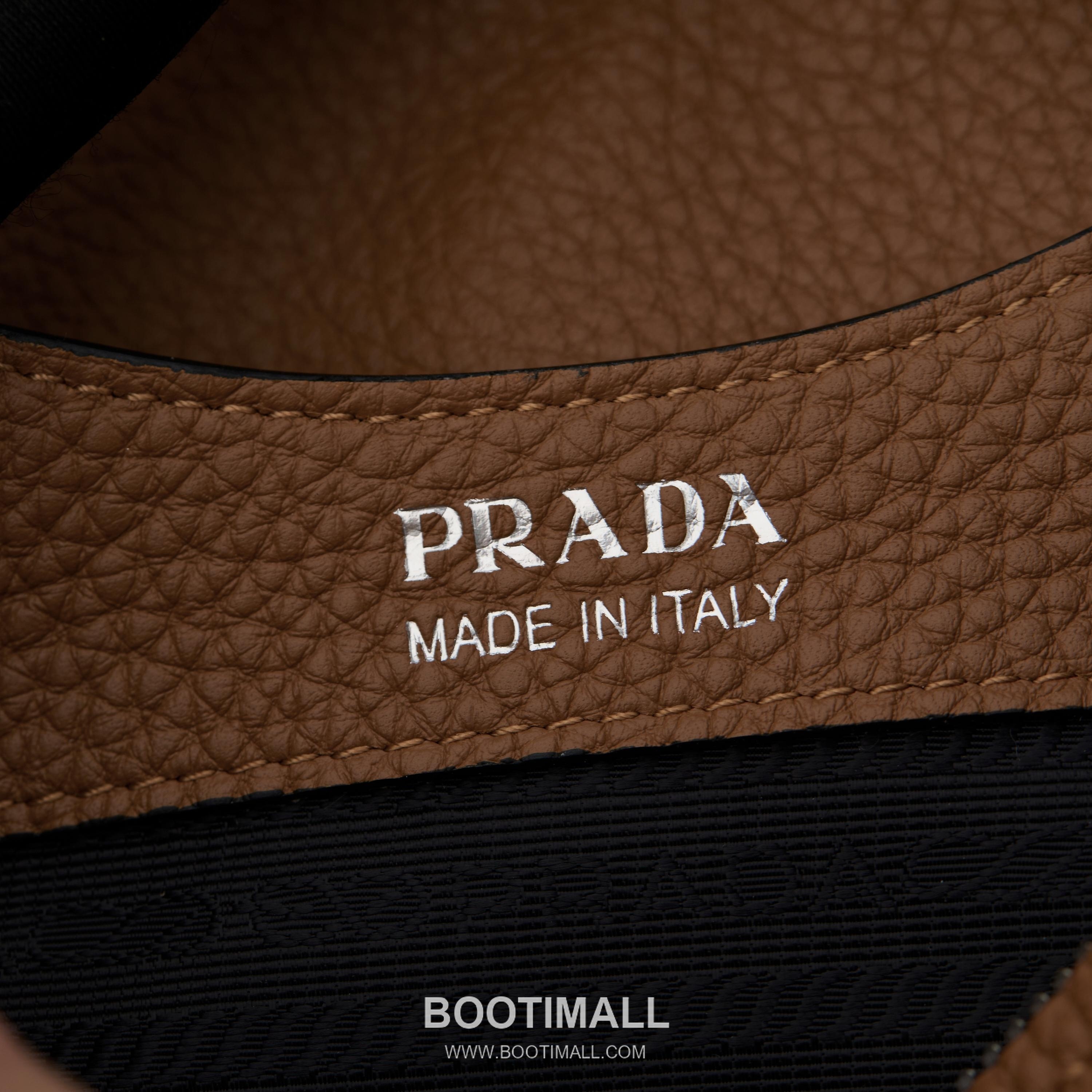 Prada Textured Leather Shoulder Bag with Dual Strap Zip Closure and Metal Logo Detail 프라다 텍스처드 레더 숄더백 듀얼 스트랩 지퍼 클로저 메탈 로고 디테일 1BC145 23cm 8