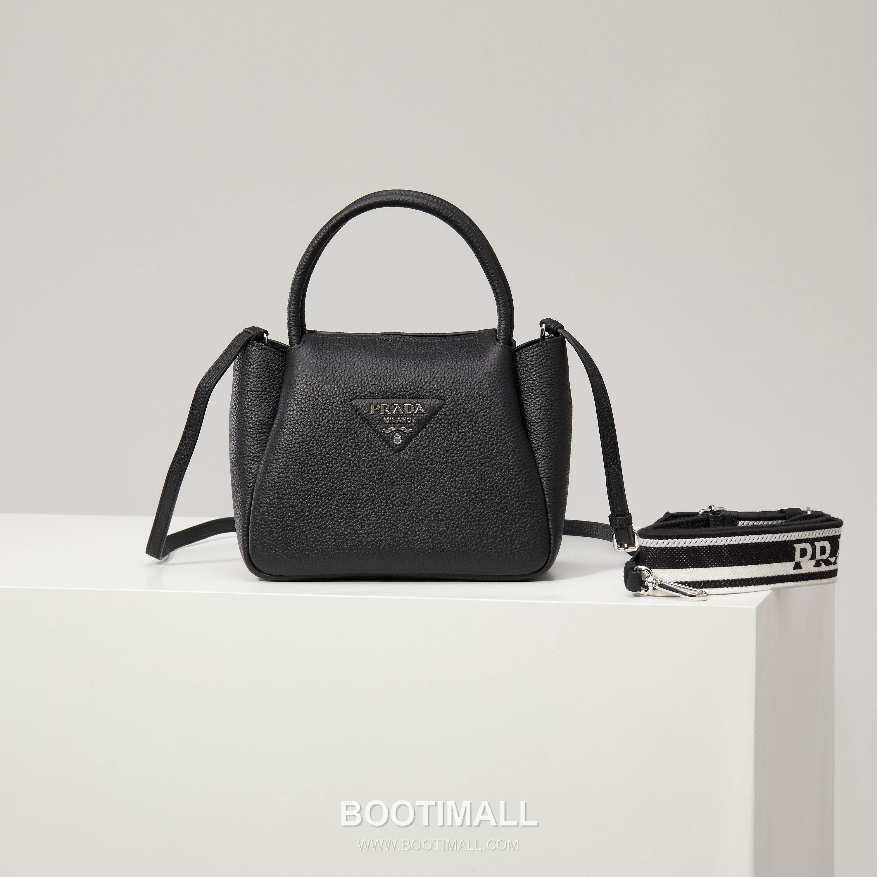 Prada Textured Leather Shoulder Bag with Dual Strap Zip Closure and Metal Logo Detail 프라다 텍스처드 레더 숄더백 듀얼 스트랩 지퍼 클로저 메탈 로고 디테일 1BC145 23cm 1