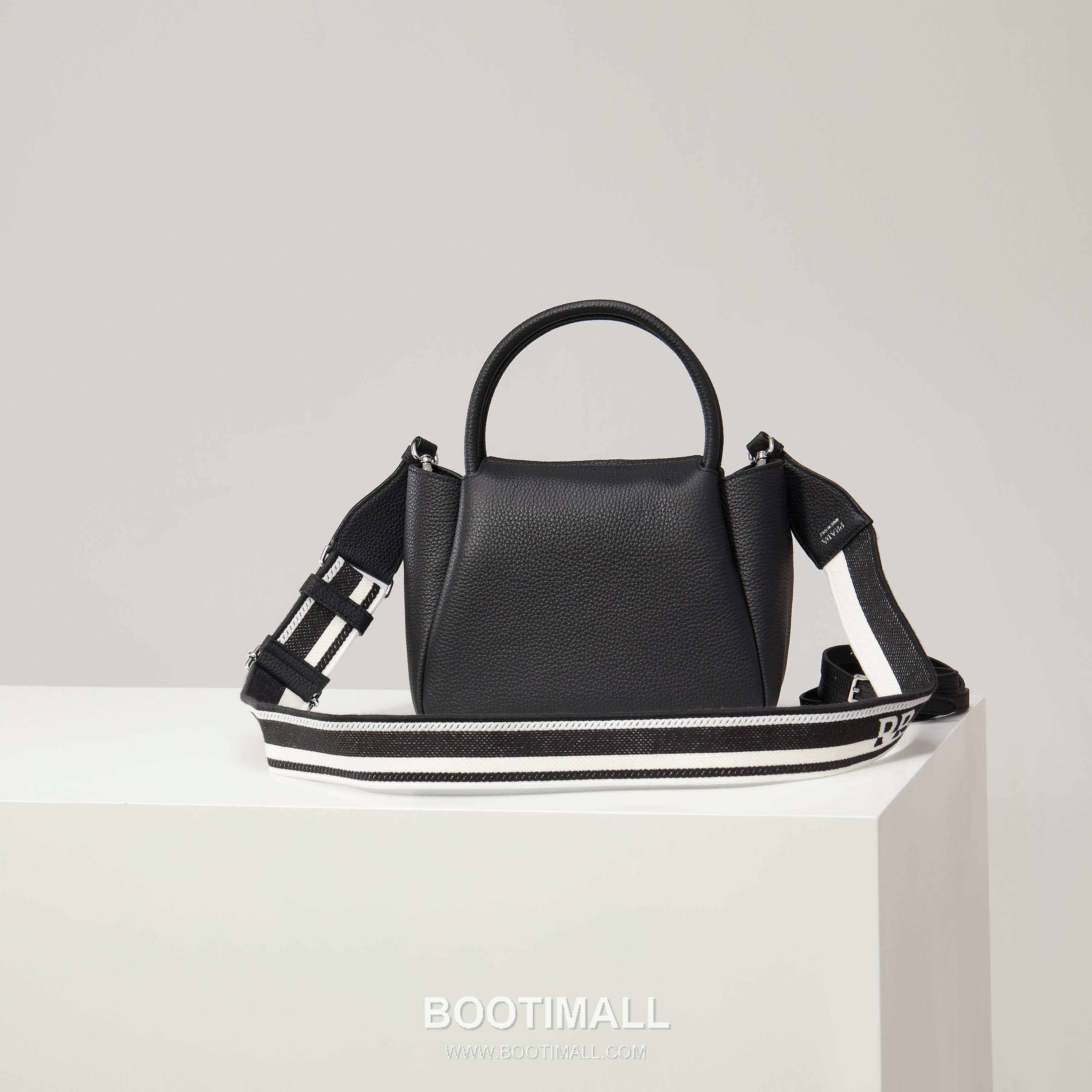 Prada Textured Leather Shoulder Bag with Dual Strap Zip Closure and Metal Logo Detail 프라다 텍스처드 레더 숄더백 듀얼 스트랩 지퍼 클로저 메탈 로고 디테일 1BC145 23cm 2