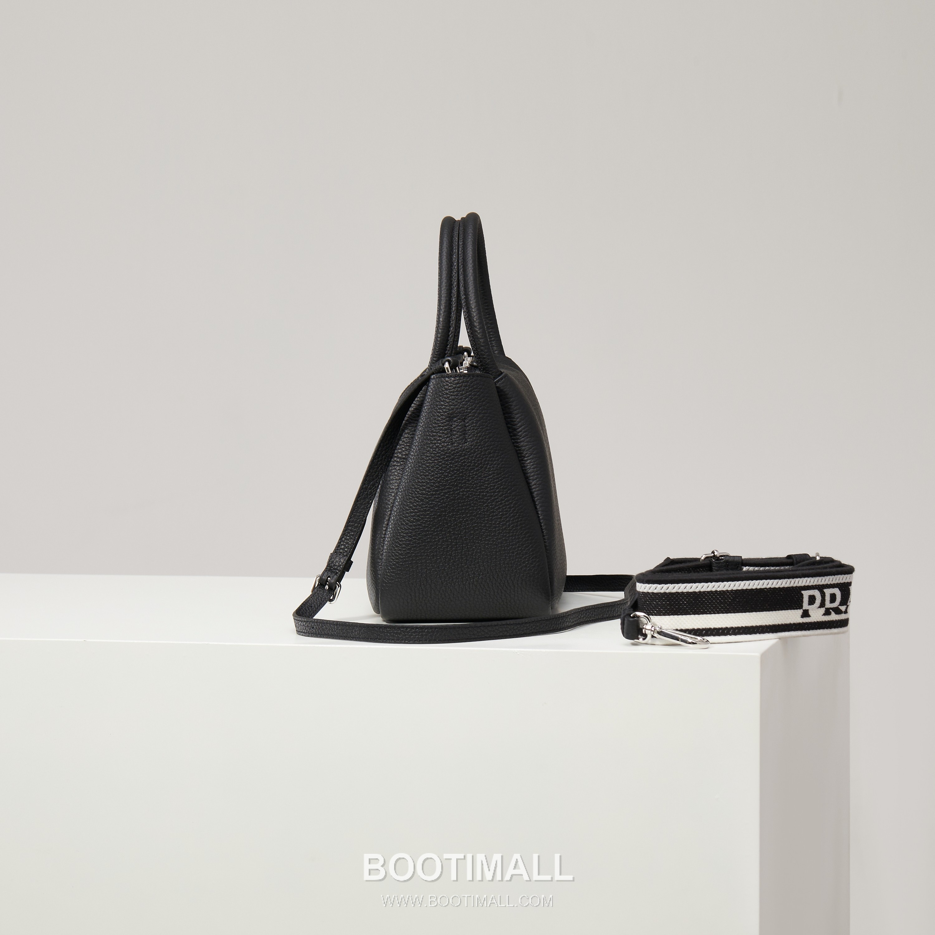 Prada Textured Leather Shoulder Bag with Dual Strap Zip Closure and Metal Logo Detail 프라다 텍스처드 레더 숄더백 듀얼 스트랩 지퍼 클로저 메탈 로고 디테일 1BC145 23cm 3