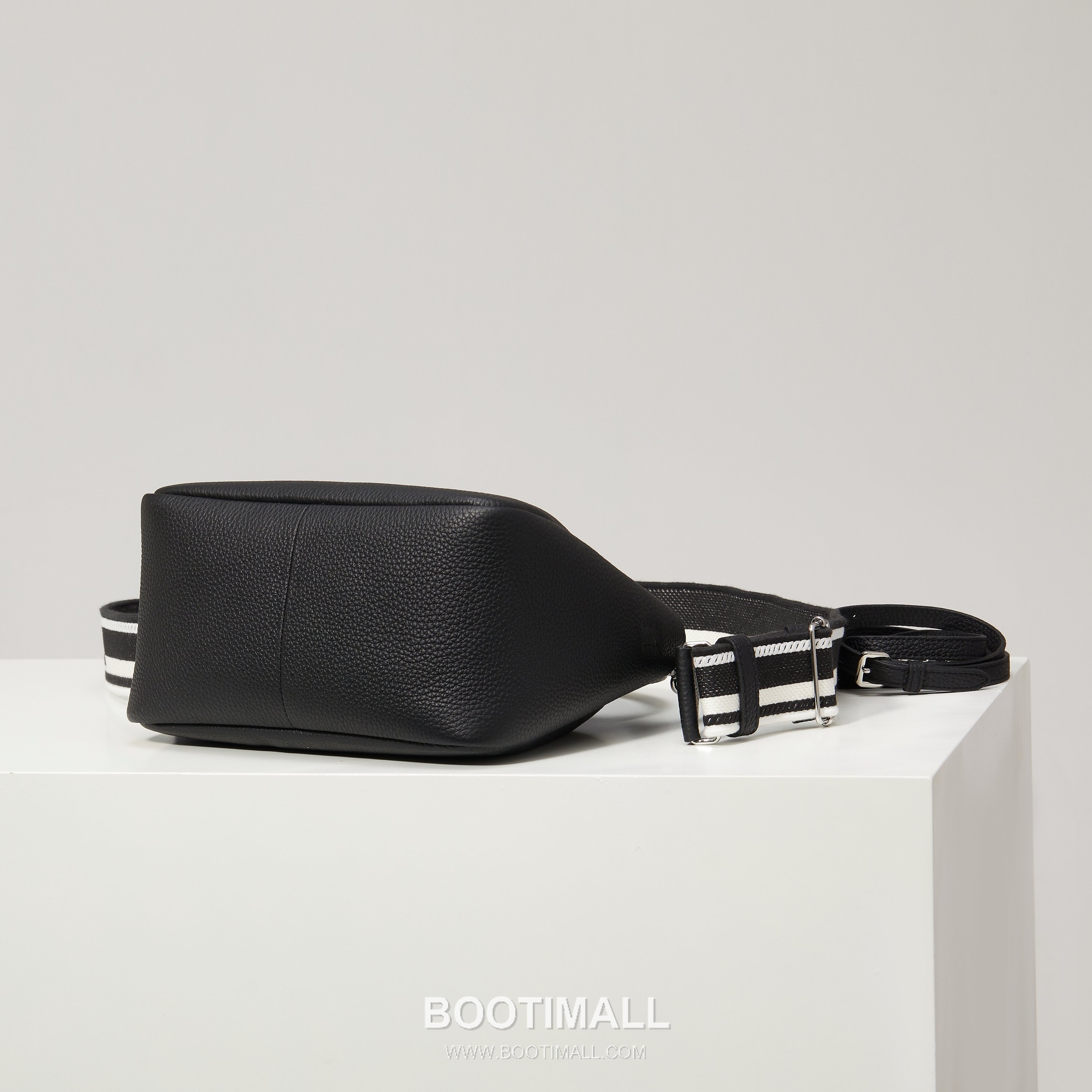 Prada Textured Leather Shoulder Bag with Dual Strap Zip Closure and Metal Logo Detail 프라다 텍스처드 레더 숄더백 듀얼 스트랩 지퍼 클로저 메탈 로고 디테일 1BC145 23cm 4