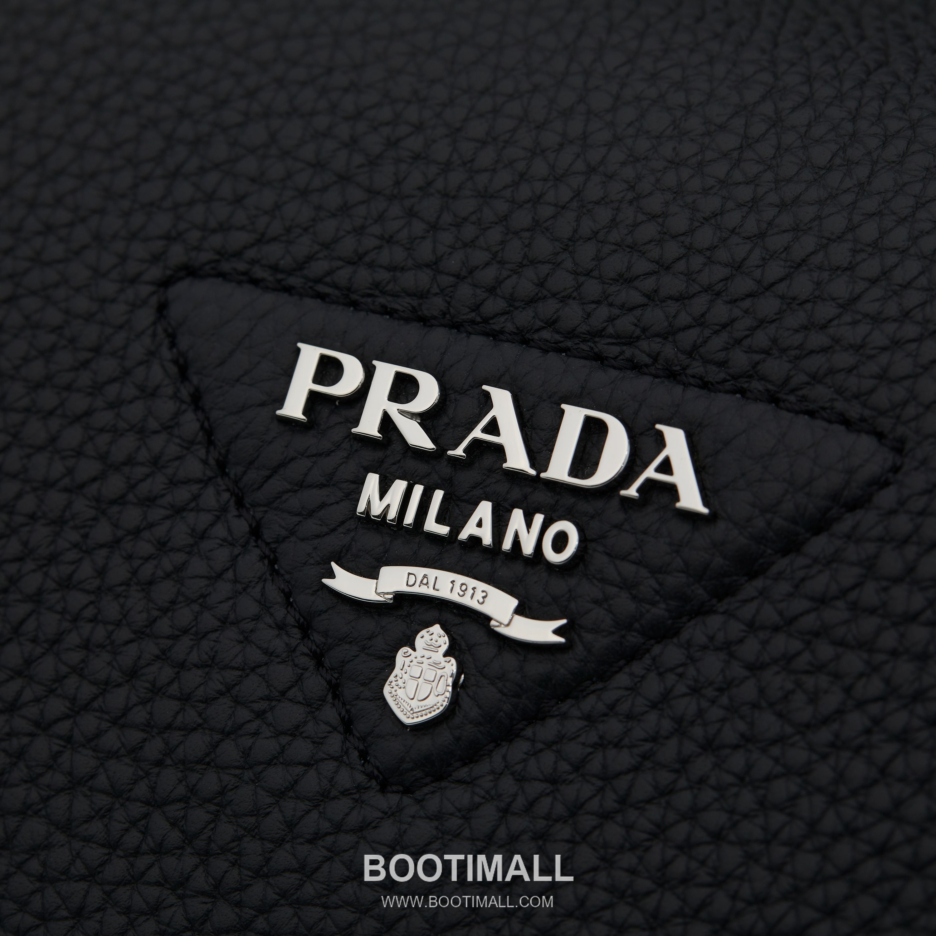 Prada Textured Leather Shoulder Bag with Dual Strap Zip Closure and Metal Logo Detail 프라다 텍스처드 레더 숄더백 듀얼 스트랩 지퍼 클로저 메탈 로고 디테일 1BC145 23cm 5