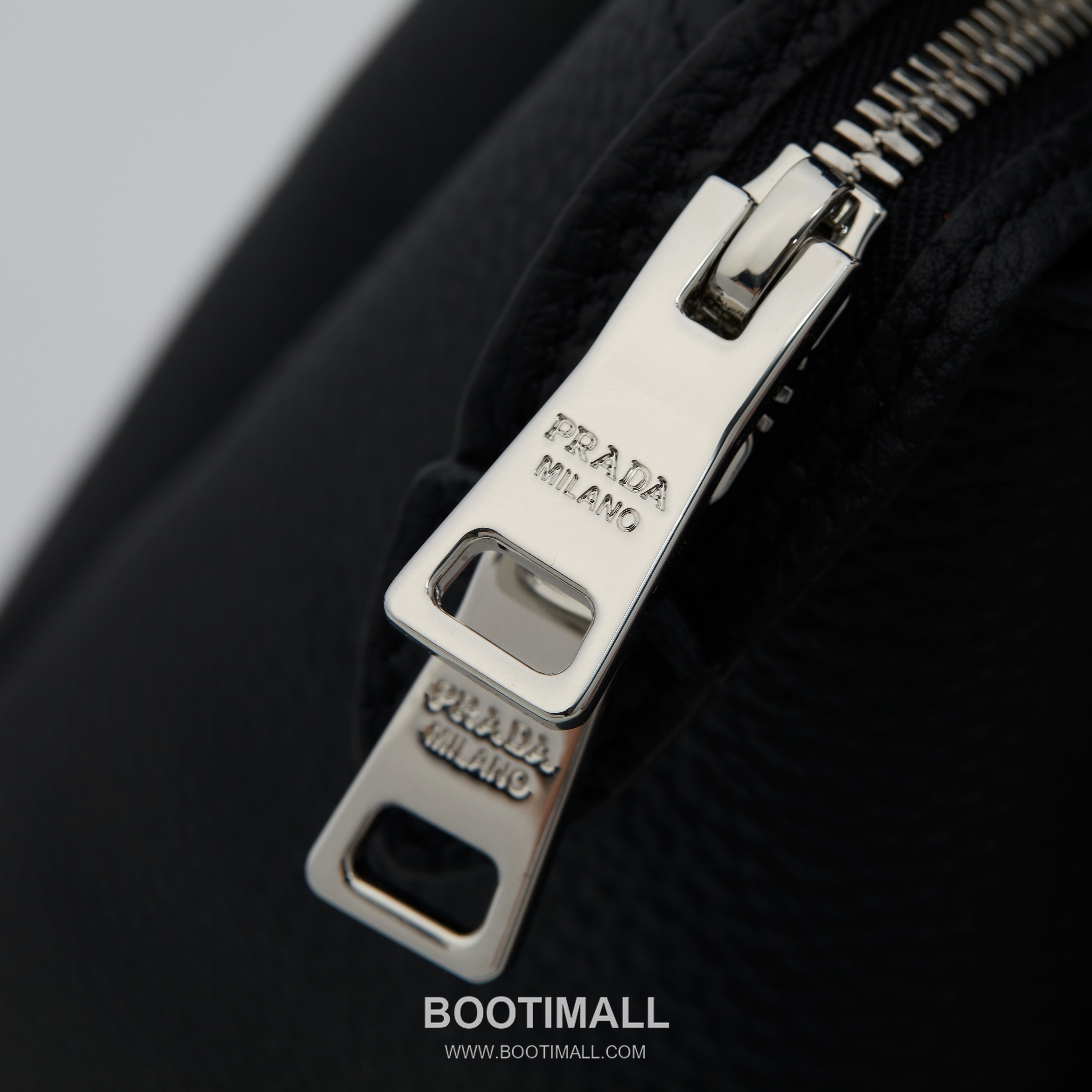 Prada Textured Leather Shoulder Bag with Dual Strap Zip Closure and Metal Logo Detail 프라다 텍스처드 레더 숄더백 듀얼 스트랩 지퍼 클로저 메탈 로고 디테일 1BC145 23cm 6