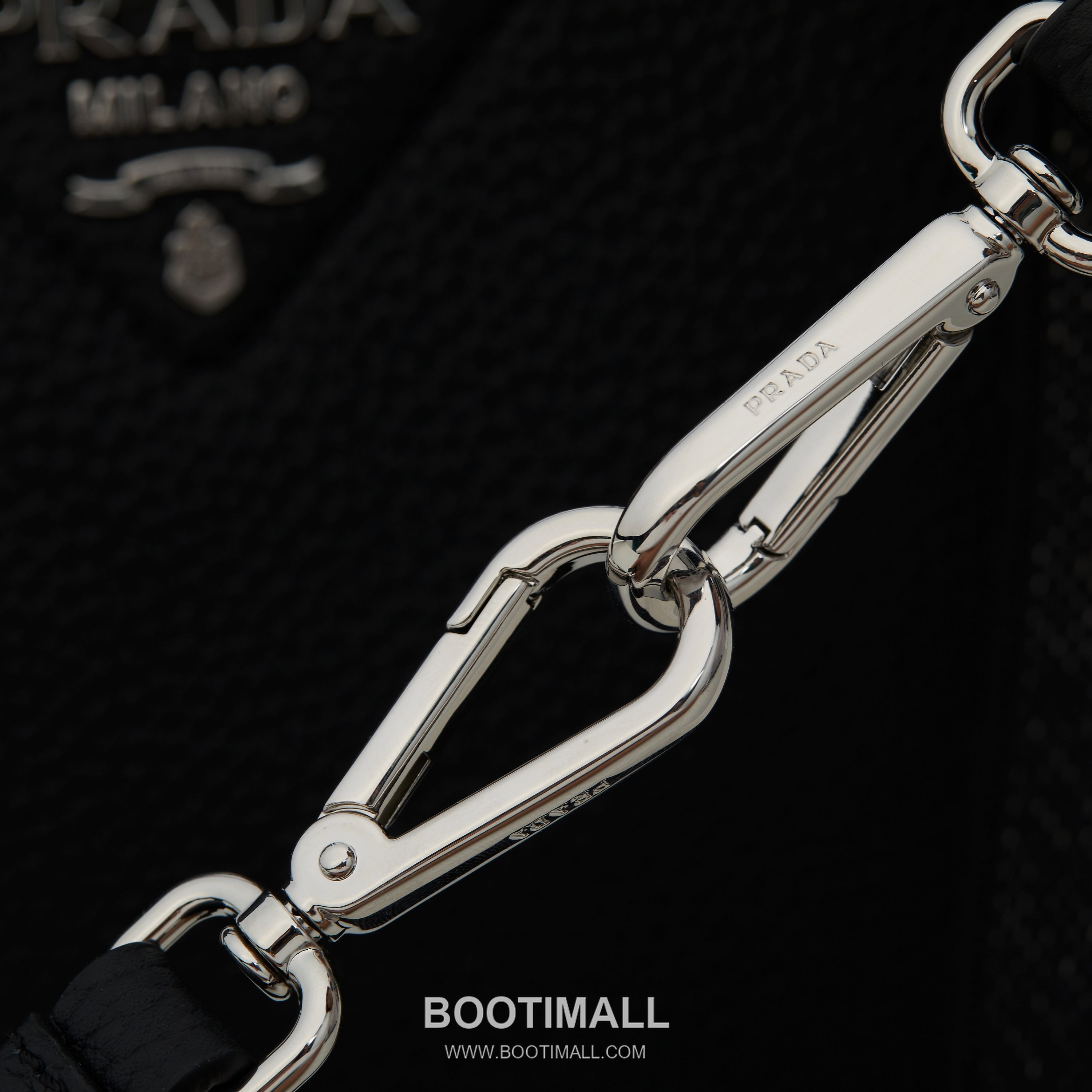 Prada Textured Leather Shoulder Bag with Dual Strap Zip Closure and Metal Logo Detail 프라다 텍스처드 레더 숄더백 듀얼 스트랩 지퍼 클로저 메탈 로고 디테일 1BC145 23cm 7