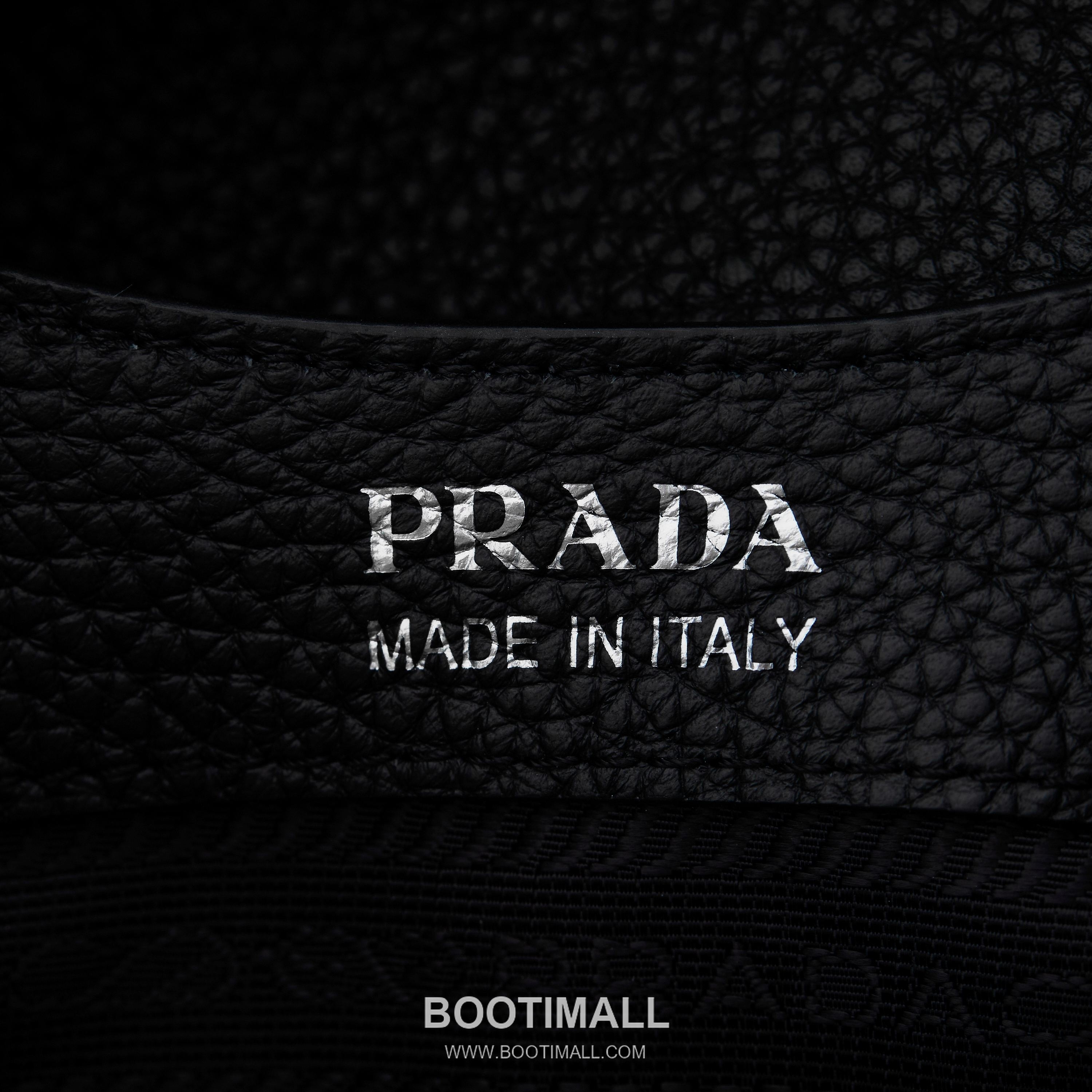 Prada Textured Leather Shoulder Bag with Dual Strap Zip Closure and Metal Logo Detail 프라다 텍스처드 레더 숄더백 듀얼 스트랩 지퍼 클로저 메탈 로고 디테일 1BC145 23cm 8