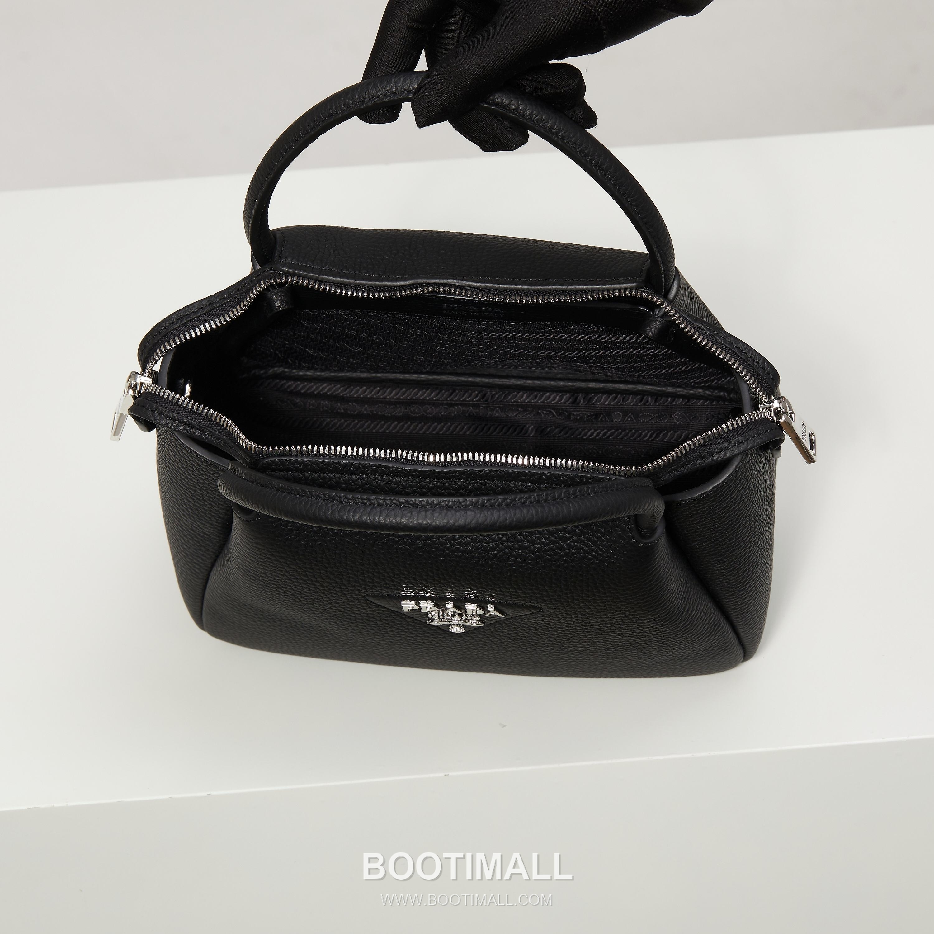 Prada Textured Leather Shoulder Bag with Dual Strap Zip Closure and Metal Logo Detail 프라다 텍스처드 레더 숄더백 듀얼 스트랩 지퍼 클로저 메탈 로고 디테일 1BC145 23cm 9