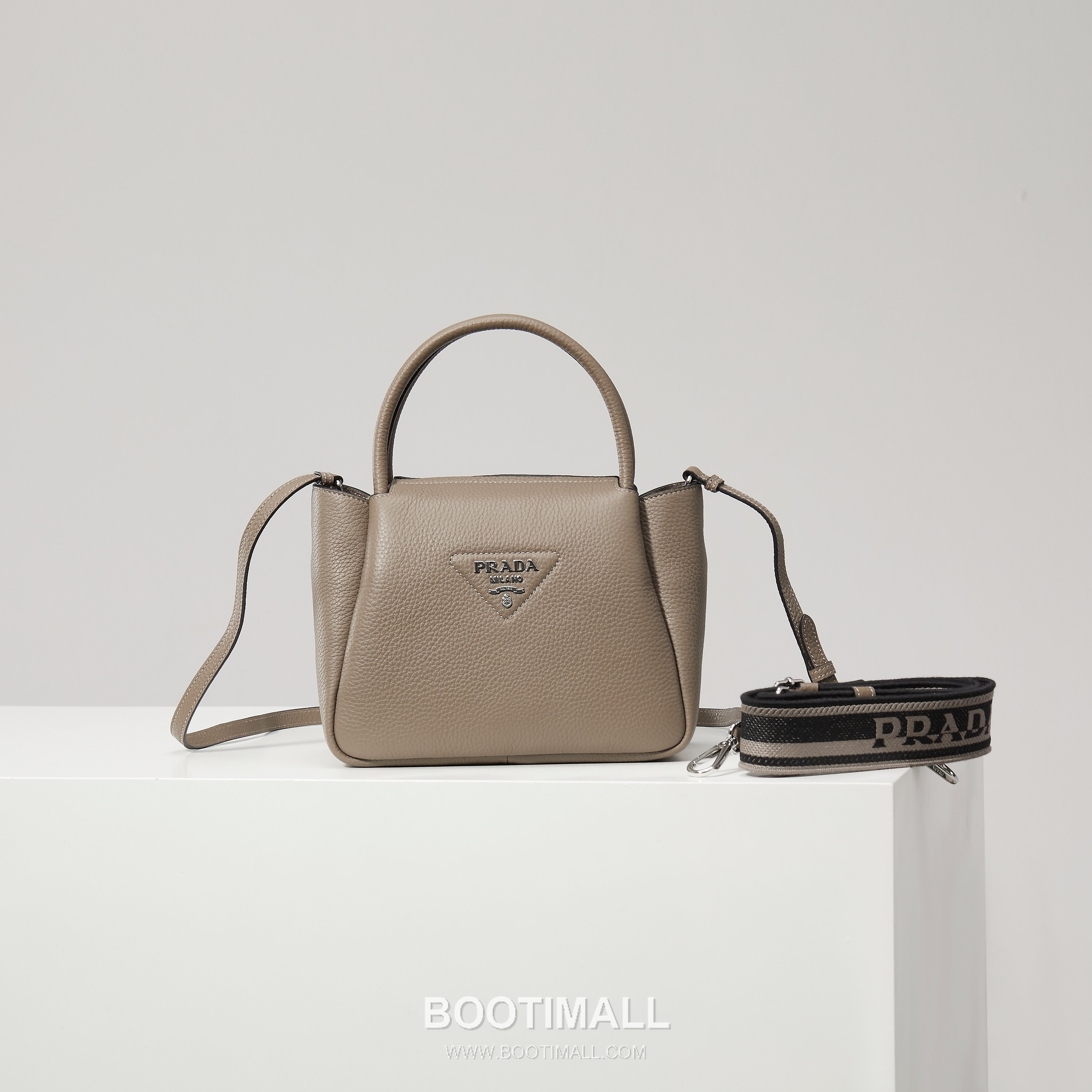 Prada Textured Leather Shoulder Bag with Dual Strap Zip Closure and Metal Logo Detail 프라다 텍스처드 레더 숄더백 듀얼 스트랩 지퍼 클로저 메탈 로고 디테일 1BC145 23cm 1