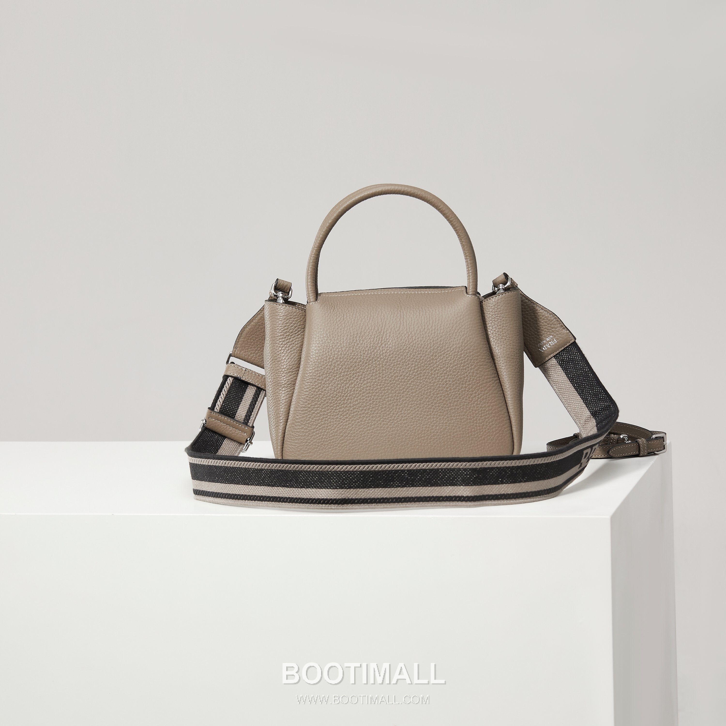 Prada Textured Leather Shoulder Bag with Dual Strap Zip Closure and Metal Logo Detail 프라다 텍스처드 레더 숄더백 듀얼 스트랩 지퍼 클로저 메탈 로고 디테일 1BC145 23cm 2