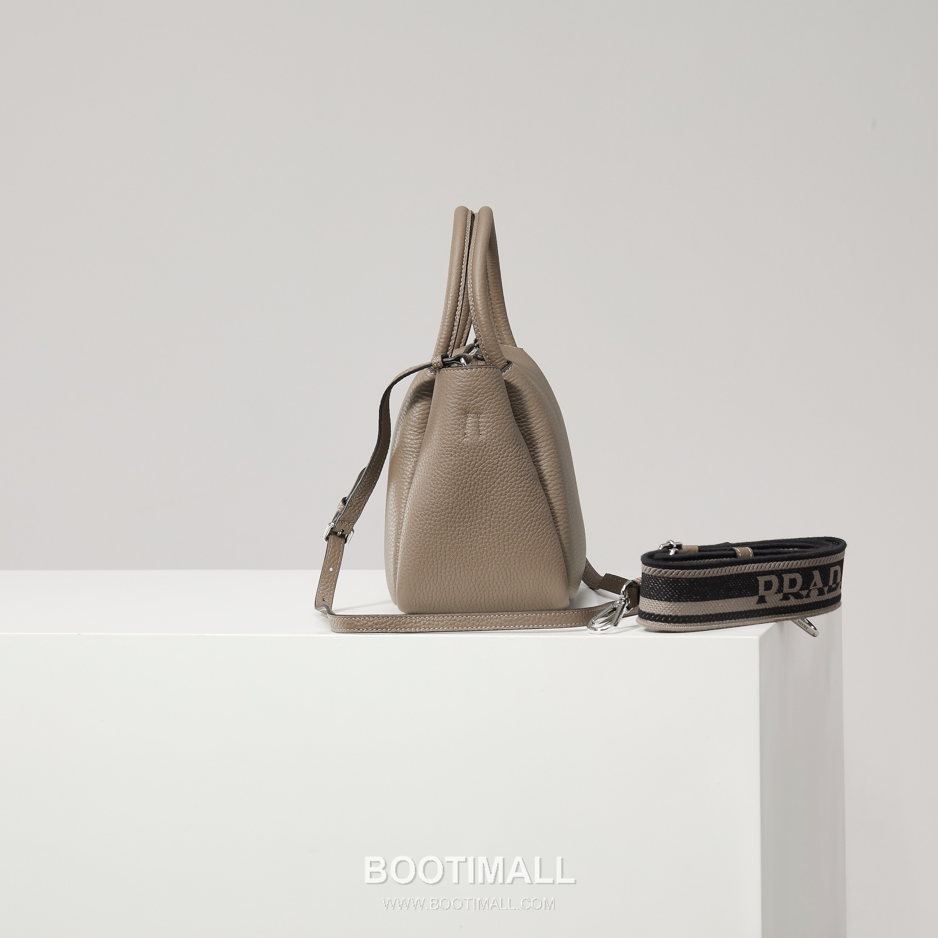 Prada Textured Leather Shoulder Bag with Dual Strap Zip Closure and Metal Logo Detail 프라다 텍스처드 레더 숄더백 듀얼 스트랩 지퍼 클로저 메탈 로고 디테일 1BC145 23cm 3