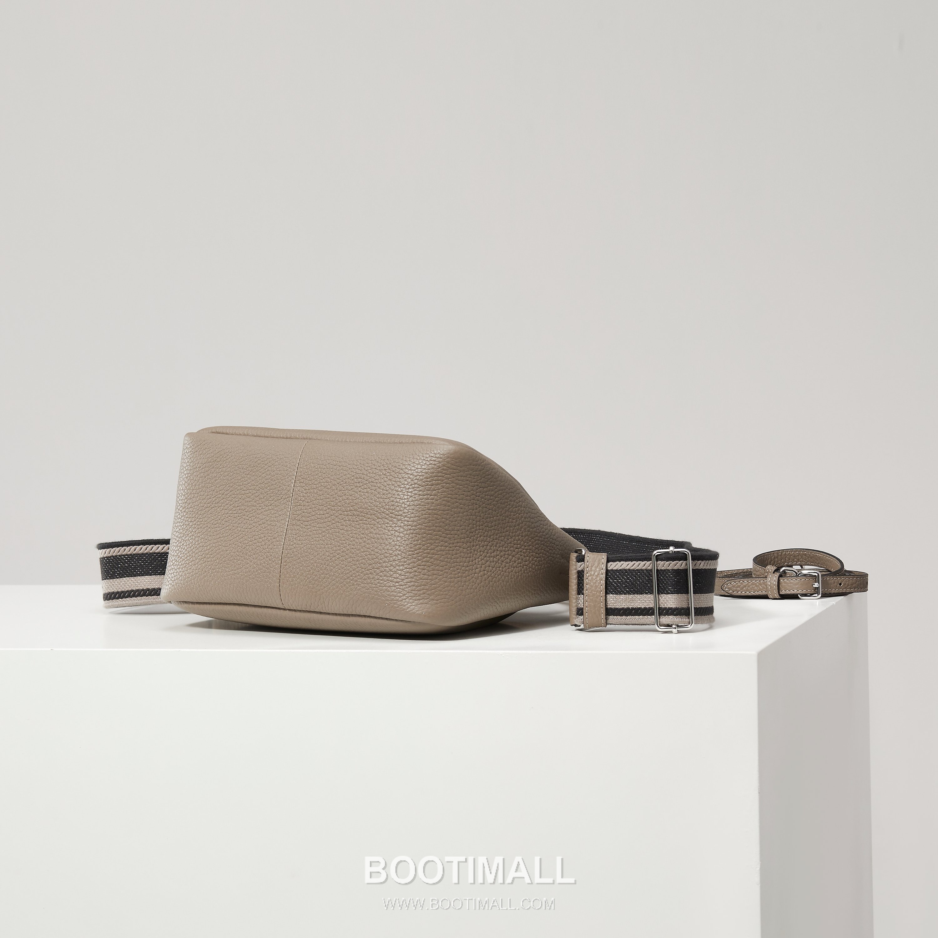 Prada Textured Leather Shoulder Bag with Dual Strap Zip Closure and Metal Logo Detail 프라다 텍스처드 레더 숄더백 듀얼 스트랩 지퍼 클로저 메탈 로고 디테일 1BC145 23cm 4