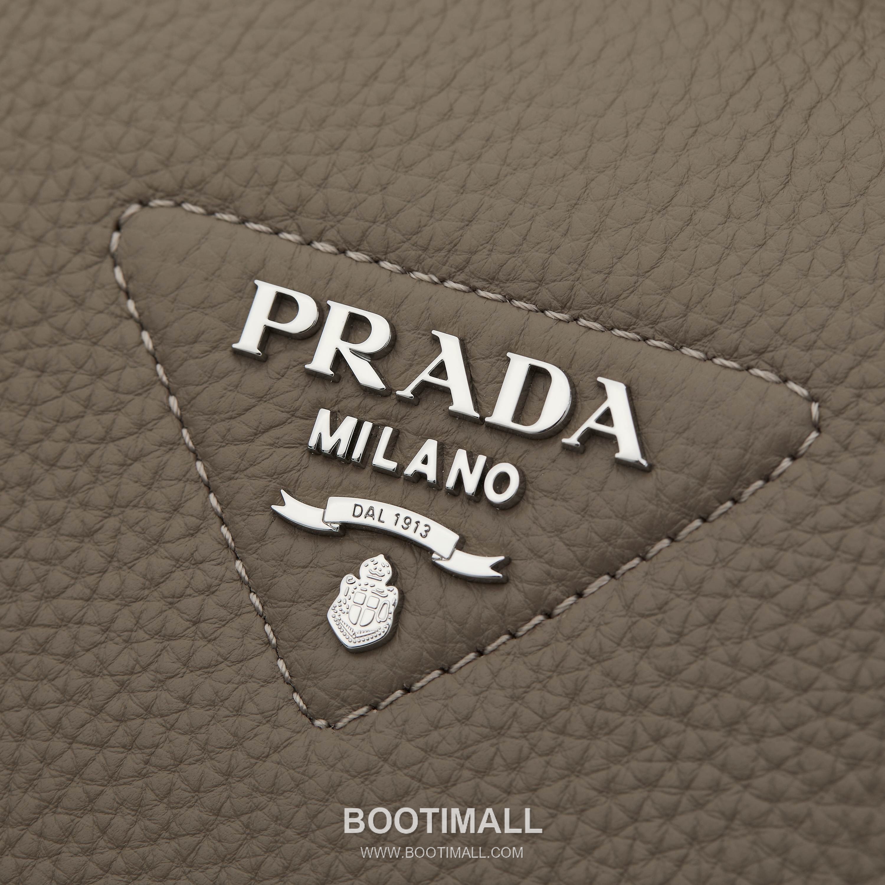 Prada Textured Leather Shoulder Bag with Dual Strap Zip Closure and Metal Logo Detail 프라다 텍스처드 레더 숄더백 듀얼 스트랩 지퍼 클로저 메탈 로고 디테일 1BC145 23cm 5