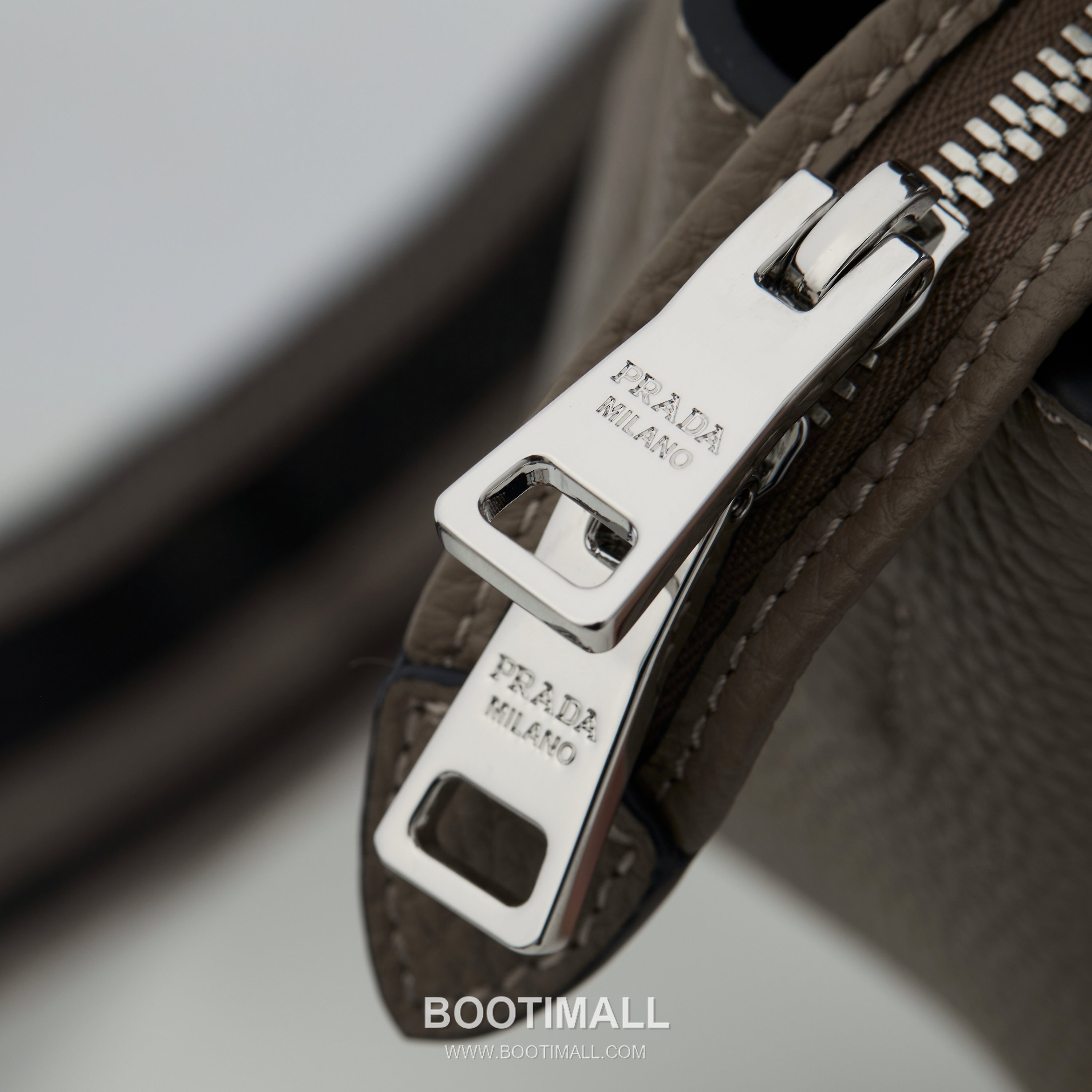 Prada Textured Leather Shoulder Bag with Dual Strap Zip Closure and Metal Logo Detail 프라다 텍스처드 레더 숄더백 듀얼 스트랩 지퍼 클로저 메탈 로고 디테일 1BC145 23cm 6