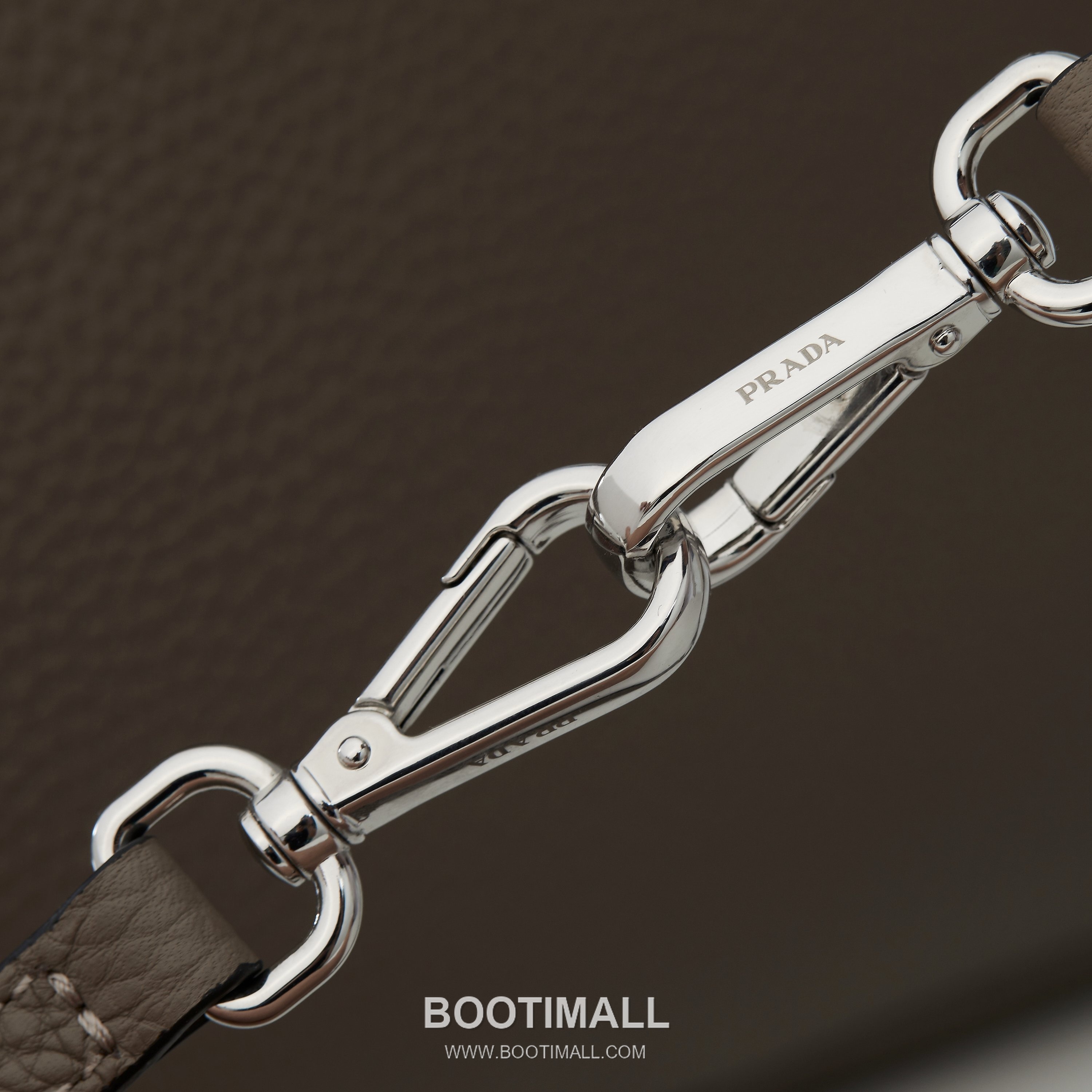 Prada Textured Leather Shoulder Bag with Dual Strap Zip Closure and Metal Logo Detail 프라다 텍스처드 레더 숄더백 듀얼 스트랩 지퍼 클로저 메탈 로고 디테일 1BC145 23cm 7