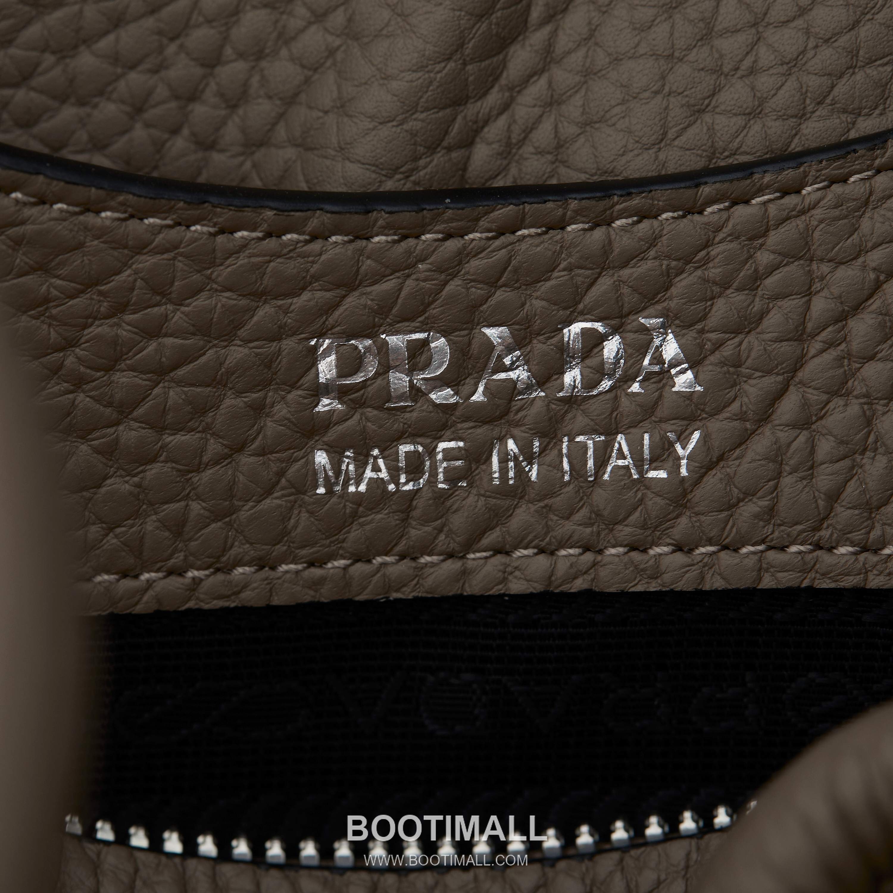 Prada Textured Leather Shoulder Bag with Dual Strap Zip Closure and Metal Logo Detail 프라다 텍스처드 레더 숄더백 듀얼 스트랩 지퍼 클로저 메탈 로고 디테일 1BC145 23cm 8
