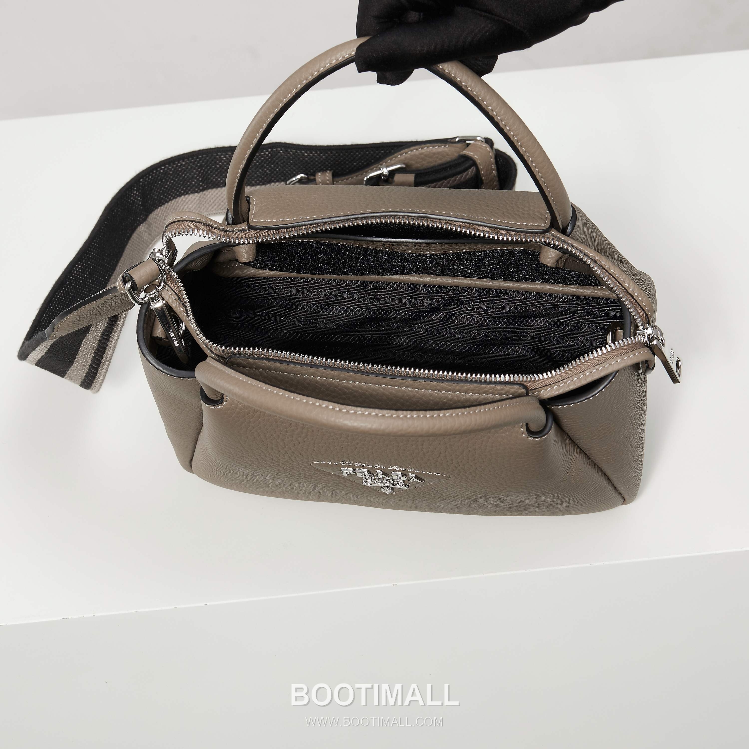 Prada Textured Leather Shoulder Bag with Dual Strap Zip Closure and Metal Logo Detail 프라다 텍스처드 레더 숄더백 듀얼 스트랩 지퍼 클로저 메탈 로고 디테일 1BC145 23cm 9