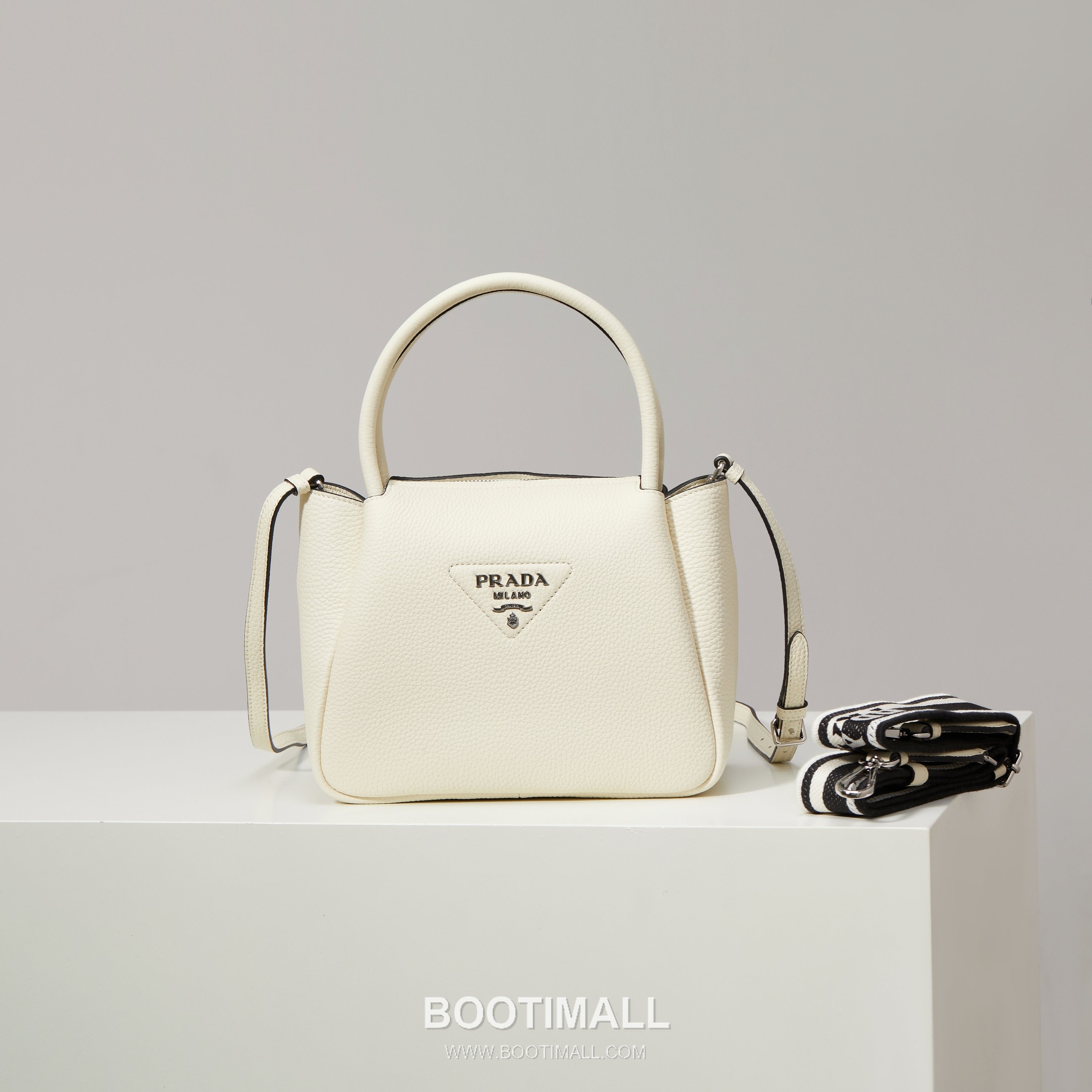 Prada Textured Leather Shoulder Bag with Dual Strap Zip Closure and Metal Logo Detail 프라다 텍스처드 레더 숄더백 듀얼 스트랩 지퍼 클로저 메탈 로고 디테일 1BC145 23cm 1