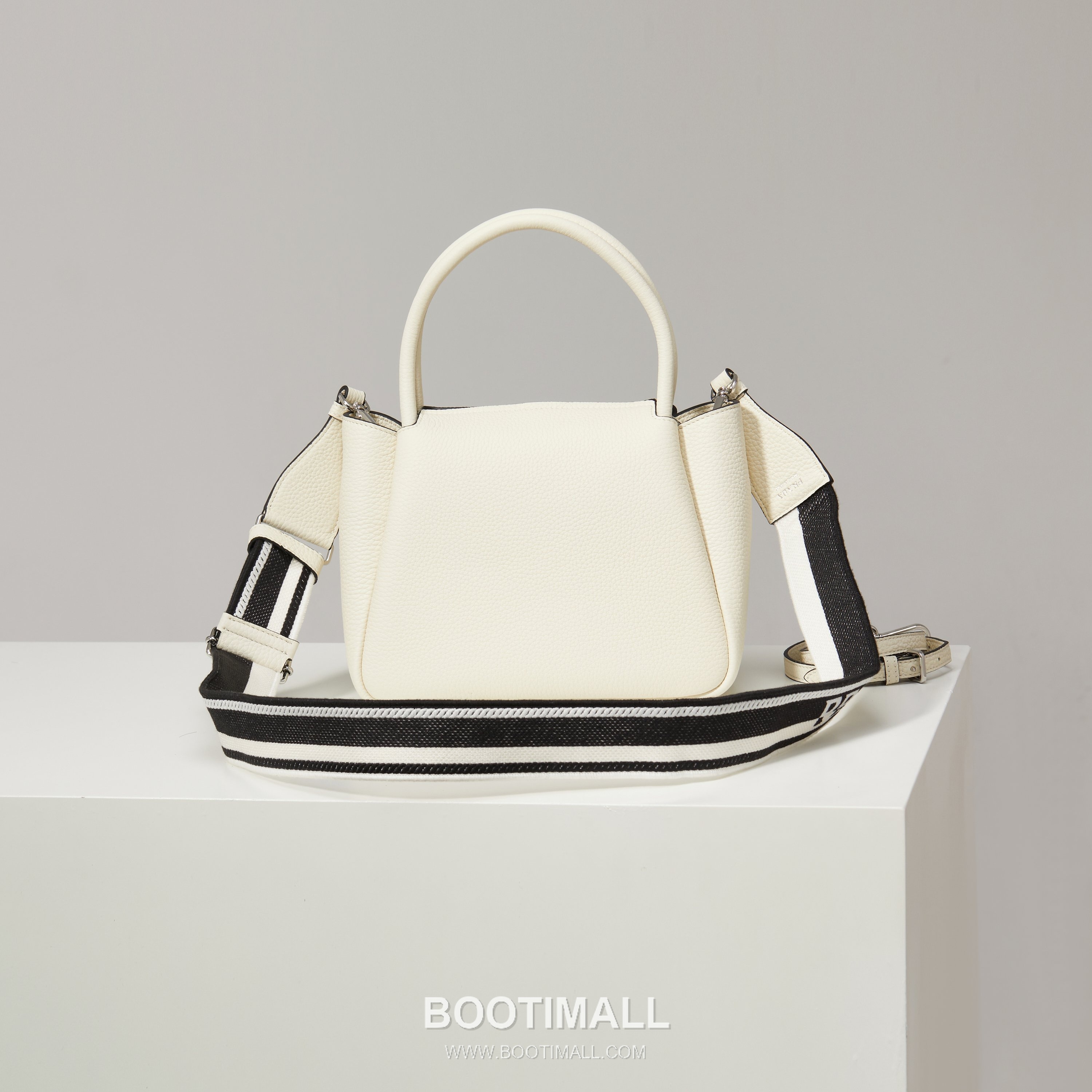 Prada Textured Leather Shoulder Bag with Dual Strap Zip Closure and Metal Logo Detail 프라다 텍스처드 레더 숄더백 듀얼 스트랩 지퍼 클로저 메탈 로고 디테일 1BC145 23cm 2