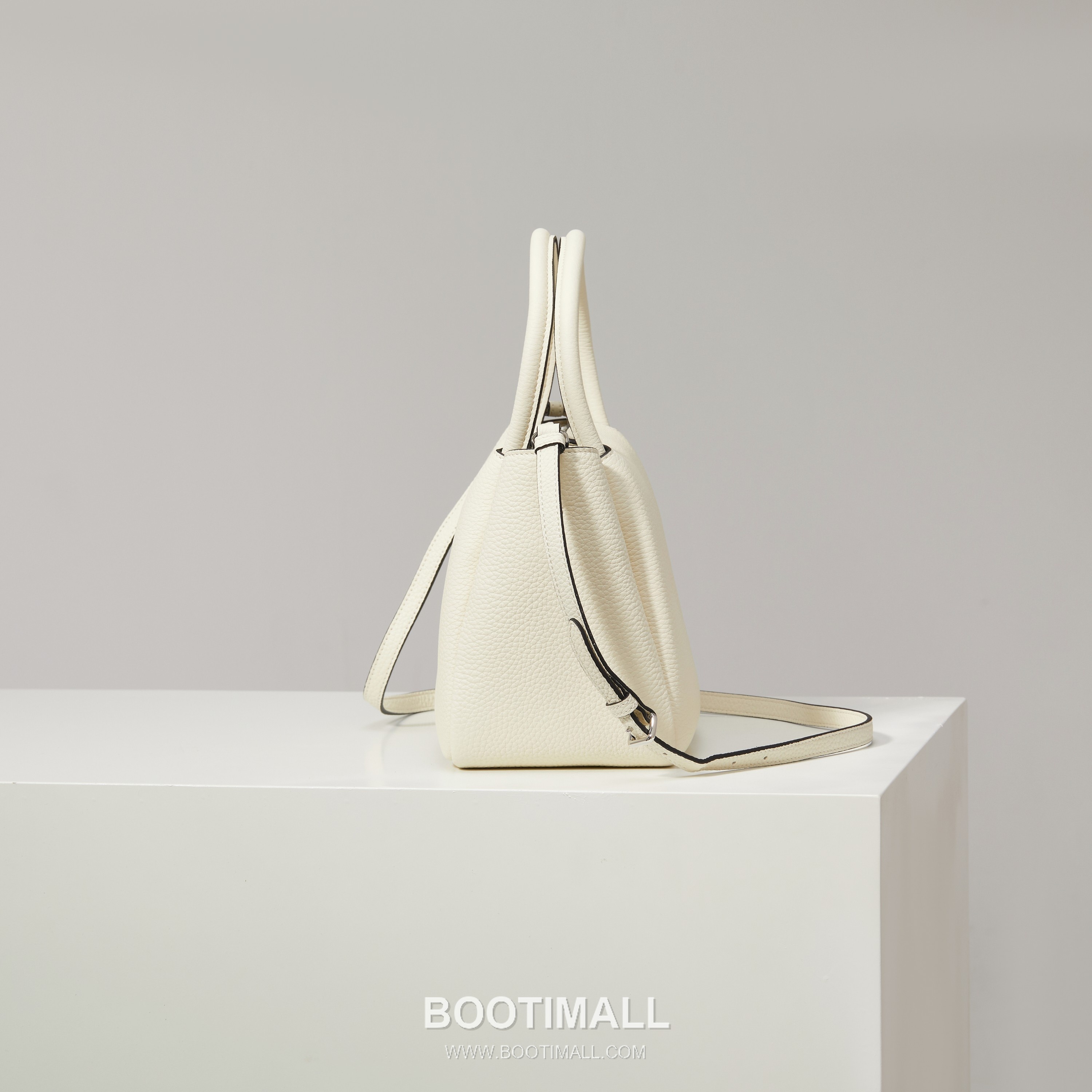 Prada Textured Leather Shoulder Bag with Dual Strap Zip Closure and Metal Logo Detail 프라다 텍스처드 레더 숄더백 듀얼 스트랩 지퍼 클로저 메탈 로고 디테일 1BC145 23cm 3