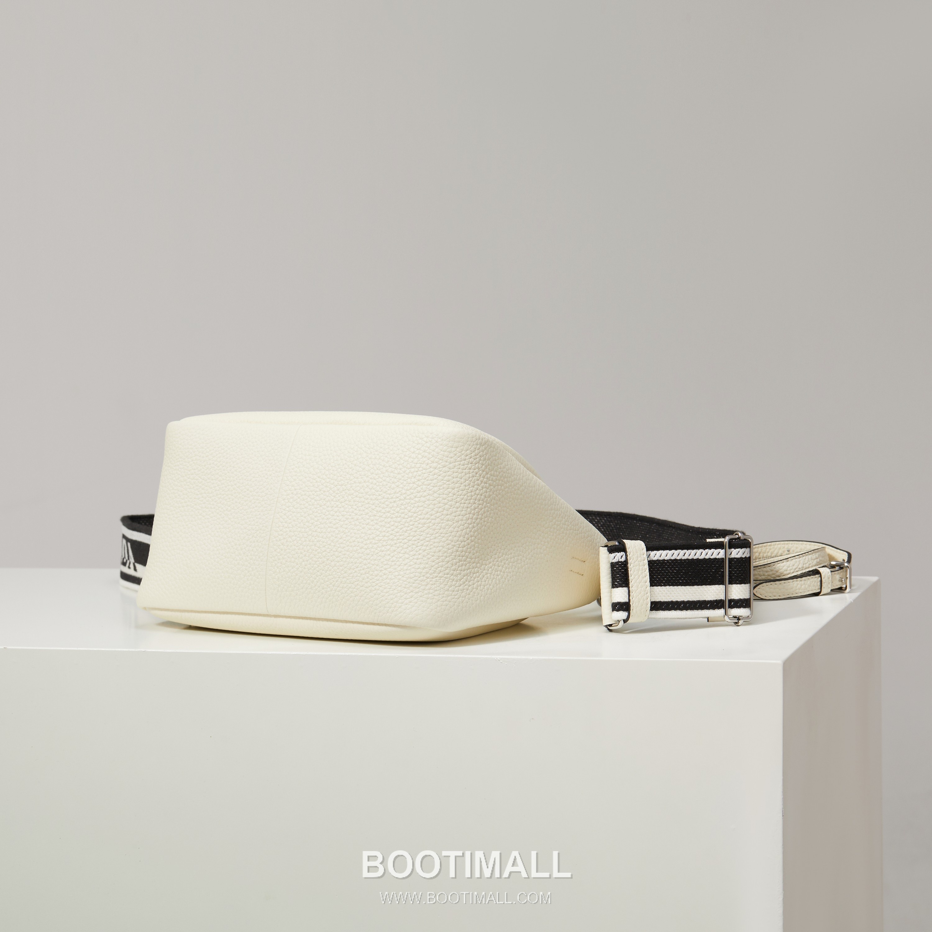 Prada Textured Leather Shoulder Bag with Dual Strap Zip Closure and Metal Logo Detail 프라다 텍스처드 레더 숄더백 듀얼 스트랩 지퍼 클로저 메탈 로고 디테일 1BC145 23cm 4