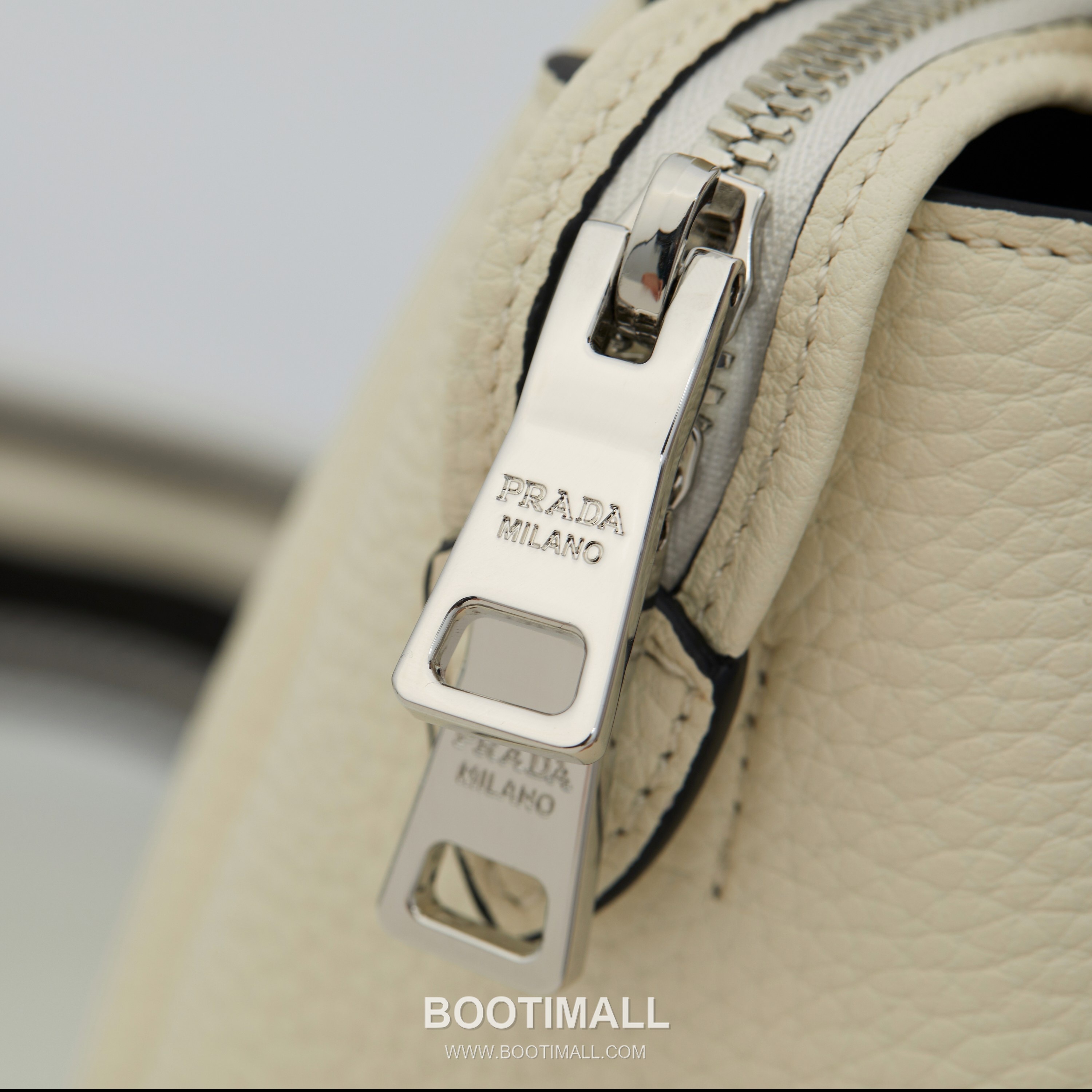 Prada Textured Leather Shoulder Bag with Dual Strap Zip Closure and Metal Logo Detail 프라다 텍스처드 레더 숄더백 듀얼 스트랩 지퍼 클로저 메탈 로고 디테일 1BC145 23cm 6