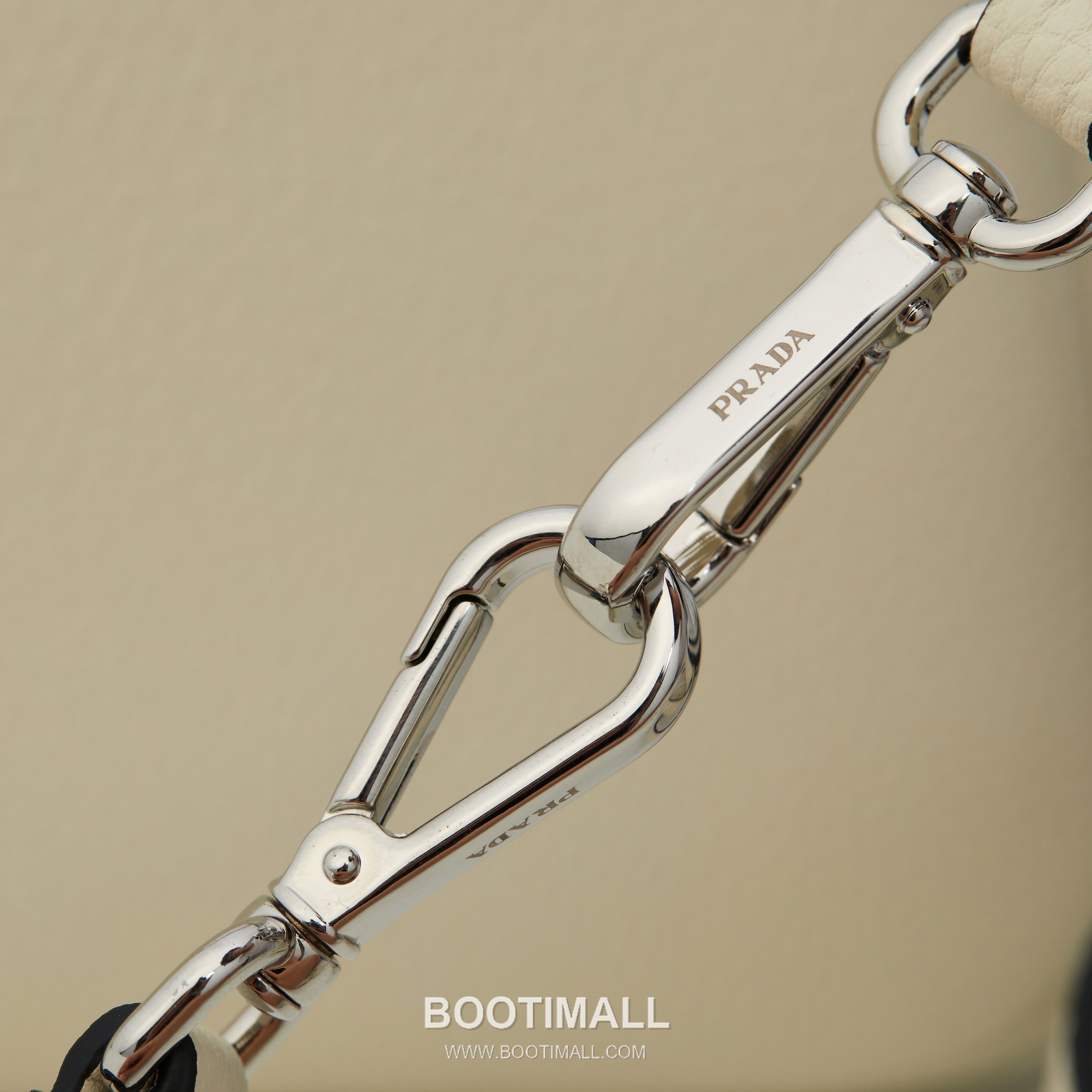 Prada Textured Leather Shoulder Bag with Dual Strap Zip Closure and Metal Logo Detail 프라다 텍스처드 레더 숄더백 듀얼 스트랩 지퍼 클로저 메탈 로고 디테일 1BC145 23cm 7