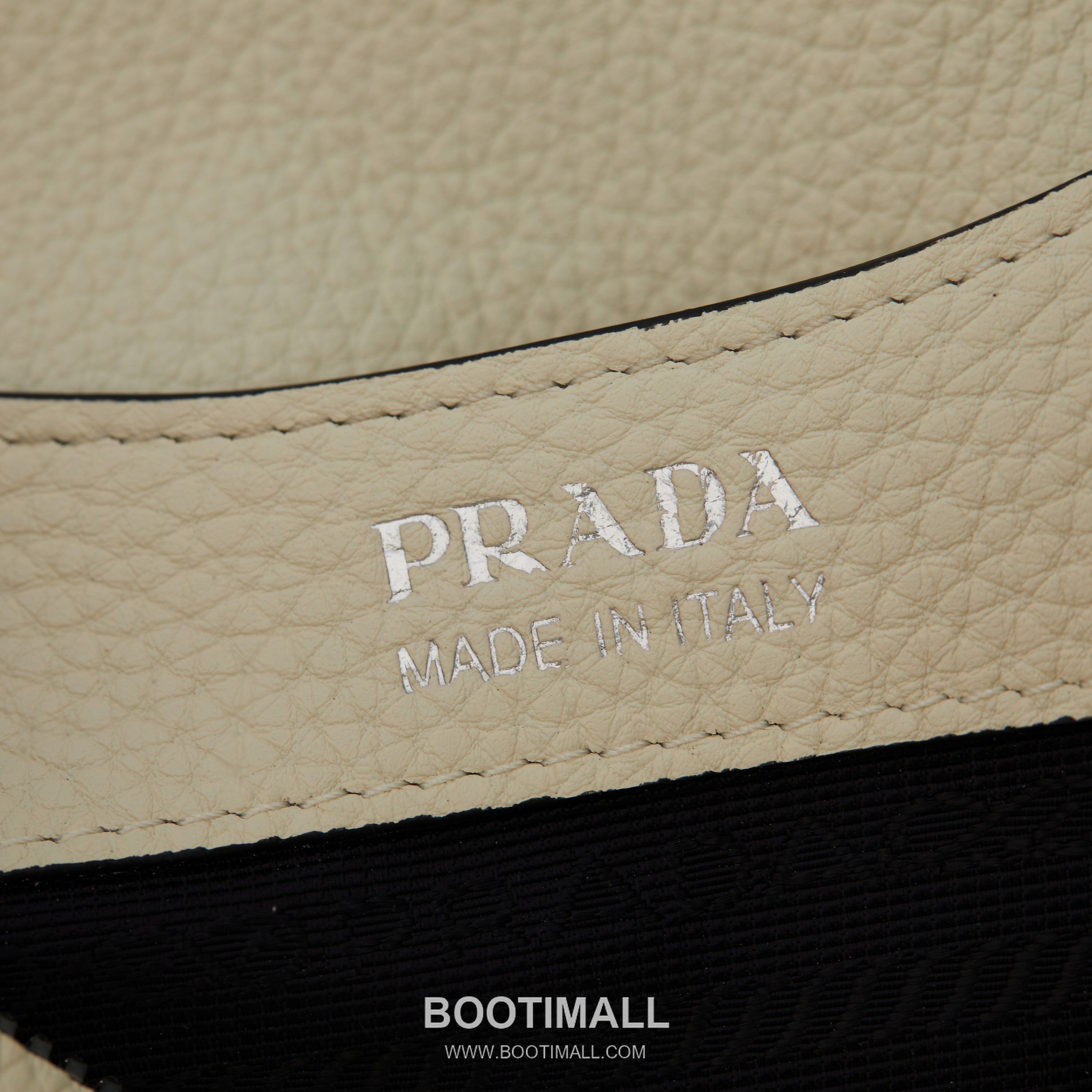 Prada Textured Leather Shoulder Bag with Dual Strap Zip Closure and Metal Logo Detail 프라다 텍스처드 레더 숄더백 듀얼 스트랩 지퍼 클로저 메탈 로고 디테일 1BC145 23cm 8