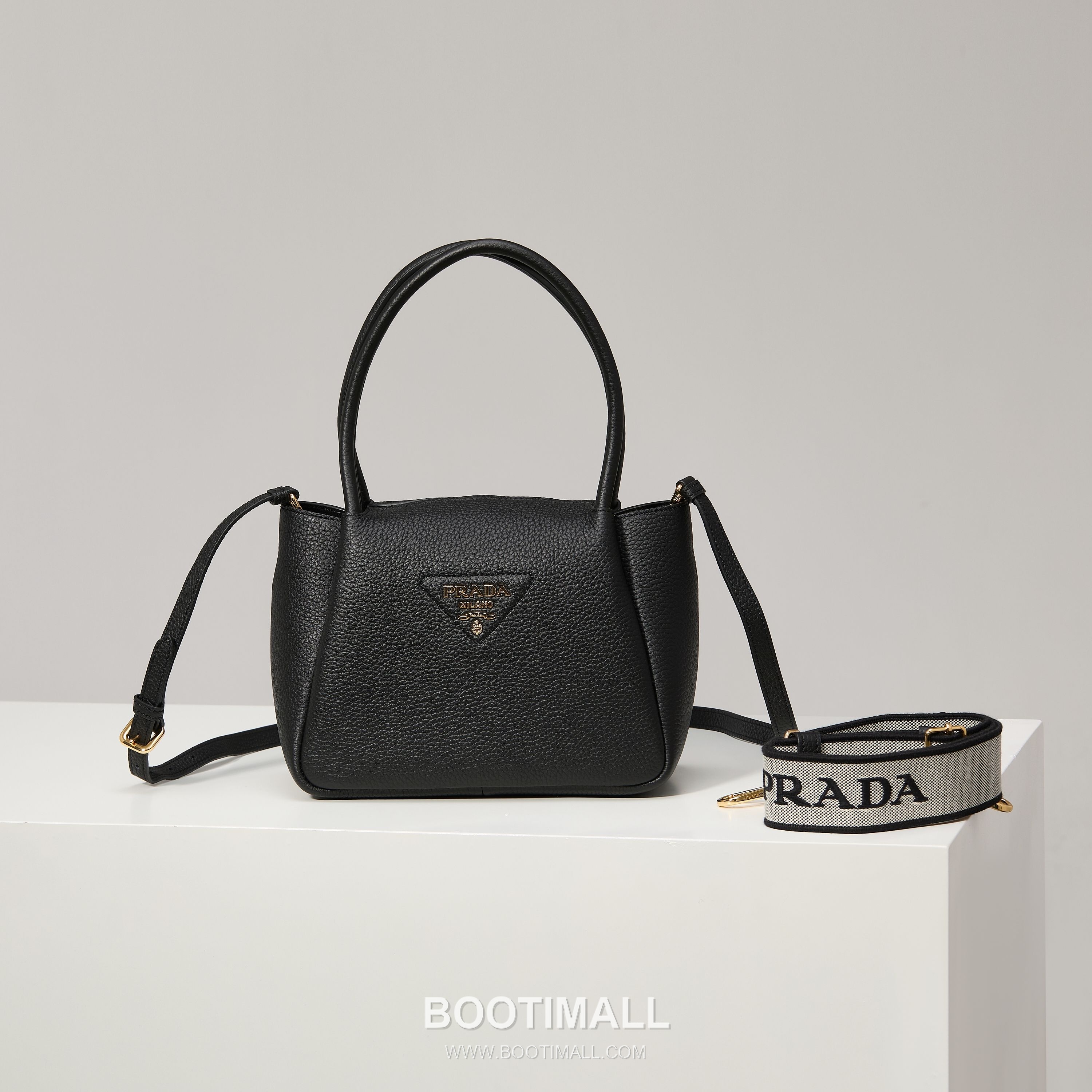 Prada Textured Leather Shoulder Bag with Dual Strap Zip Closure and Metal Logo Detail 프라다 텍스처드 레더 숄더백 듀얼 스트랩 지퍼 클로저 메탈 로고 디테일 1BC145 23cm 1