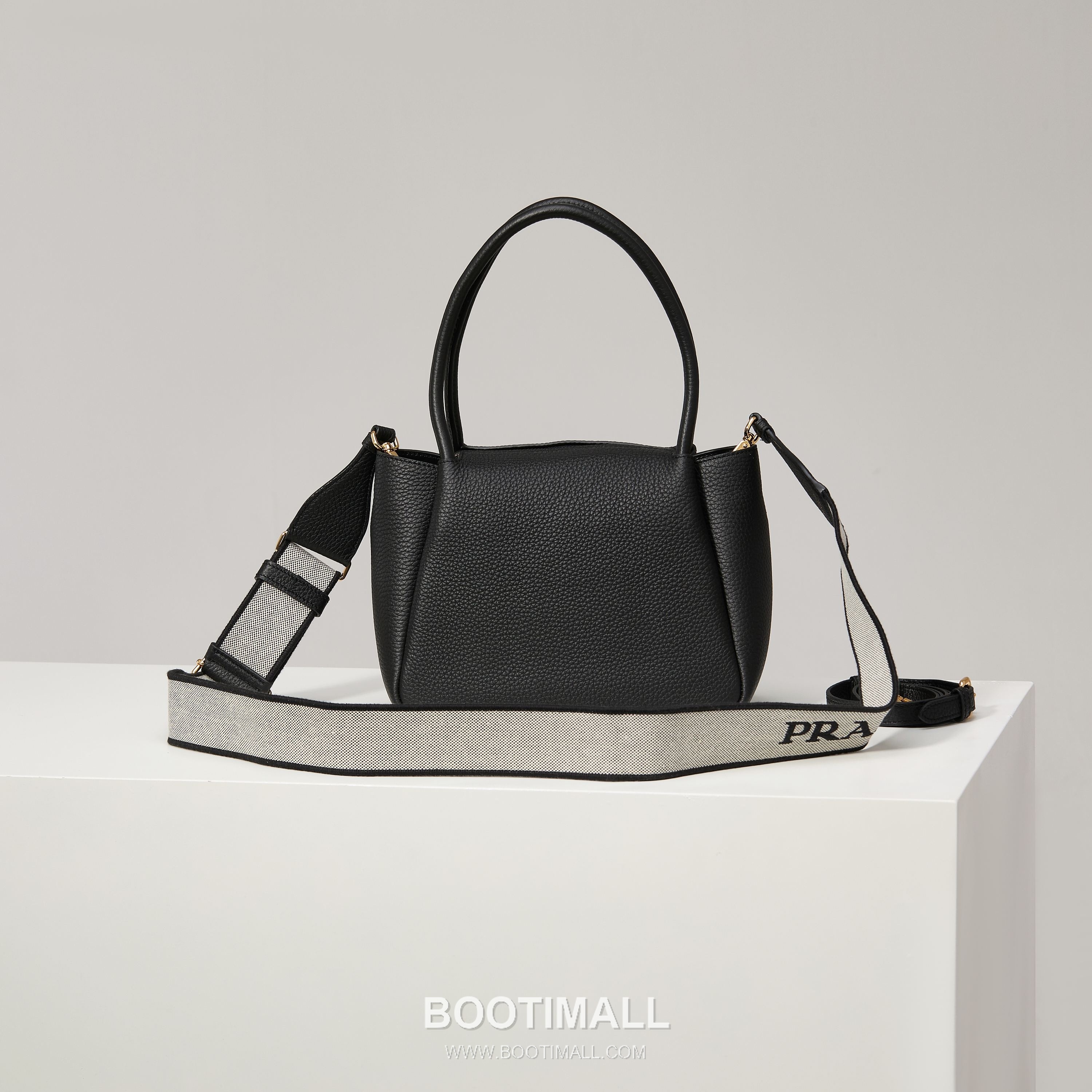 Prada Textured Leather Shoulder Bag with Dual Strap Zip Closure and Metal Logo Detail 프라다 텍스처드 레더 숄더백 듀얼 스트랩 지퍼 클로저 메탈 로고 디테일 1BC145 23cm 2