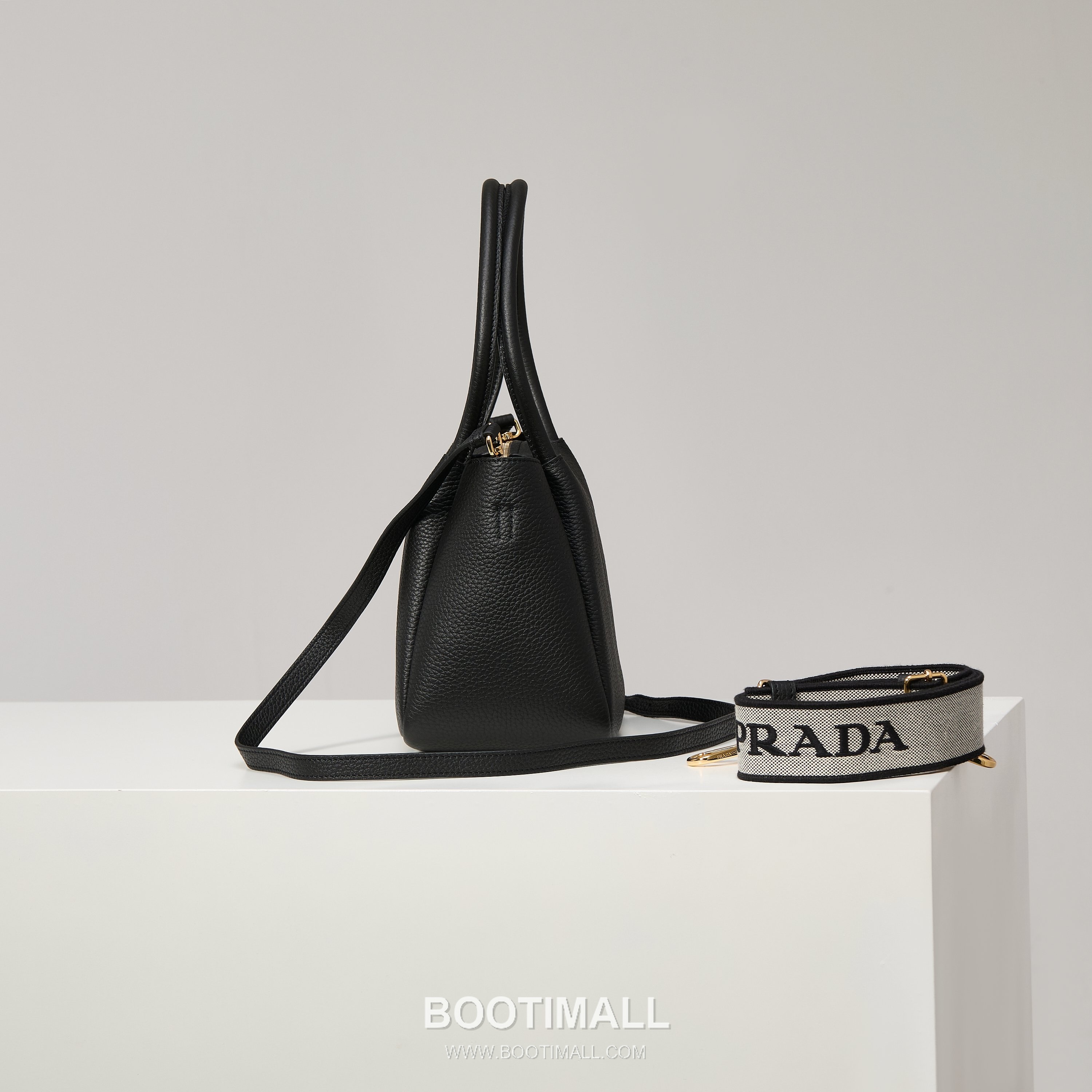 Prada Textured Leather Shoulder Bag with Dual Strap Zip Closure and Metal Logo Detail 프라다 텍스처드 레더 숄더백 듀얼 스트랩 지퍼 클로저 메탈 로고 디테일 1BC145 23cm 4