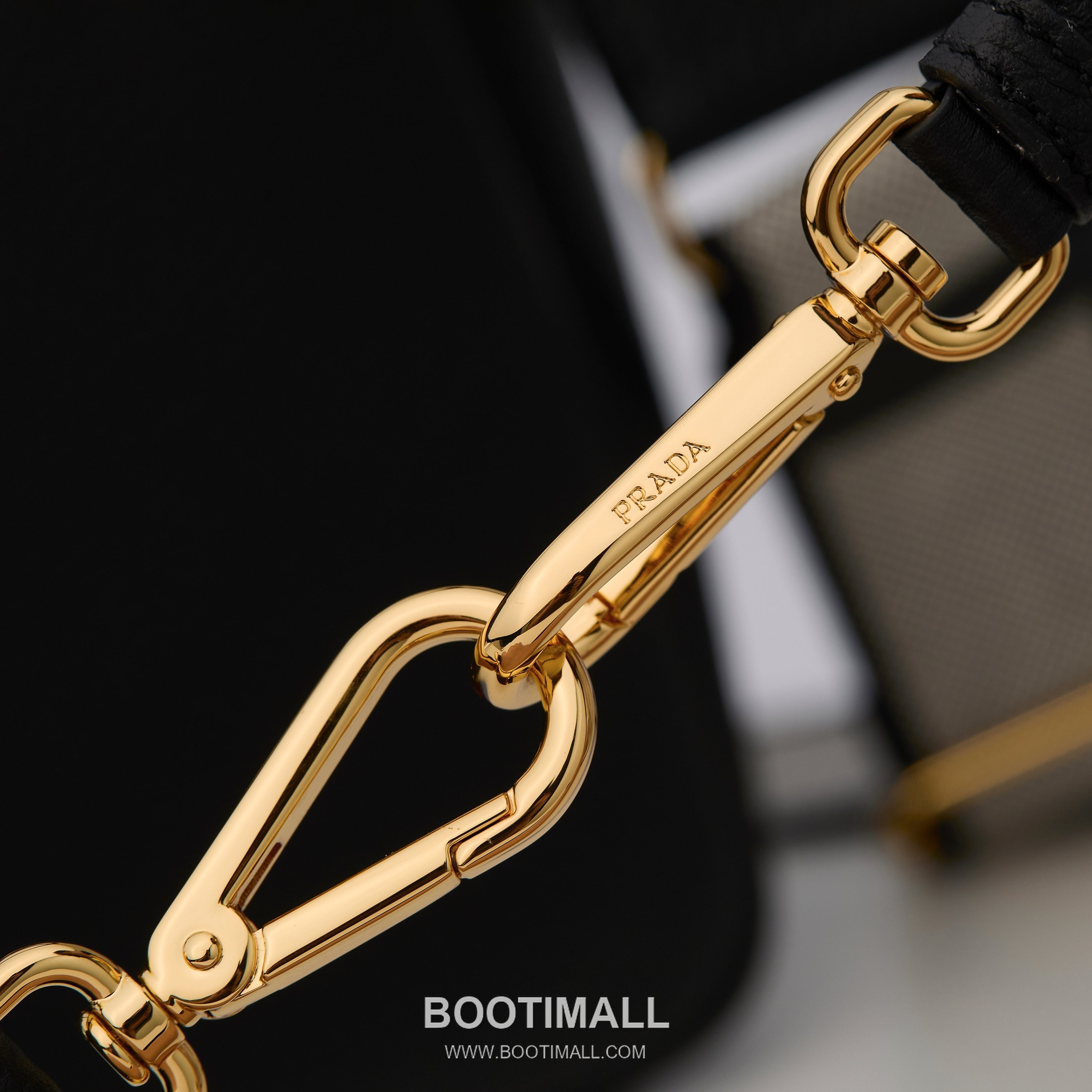 Prada Textured Leather Shoulder Bag with Dual Strap Zip Closure and Metal Logo Detail 프라다 텍스처드 레더 숄더백 듀얼 스트랩 지퍼 클로저 메탈 로고 디테일 1BC145 23cm 6