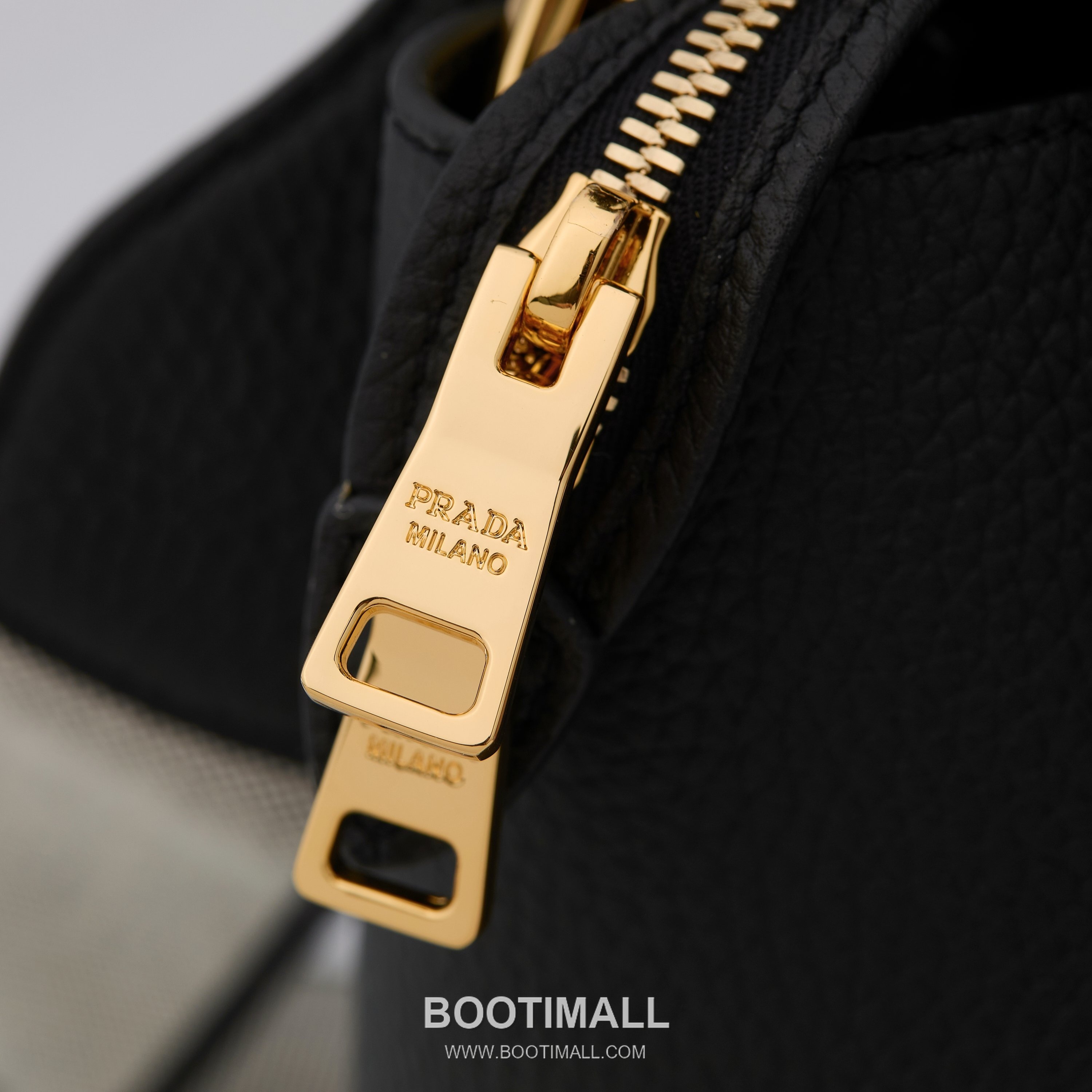 Prada Textured Leather Shoulder Bag with Dual Strap Zip Closure and Metal Logo Detail 프라다 텍스처드 레더 숄더백 듀얼 스트랩 지퍼 클로저 메탈 로고 디테일 1BC145 23cm 7