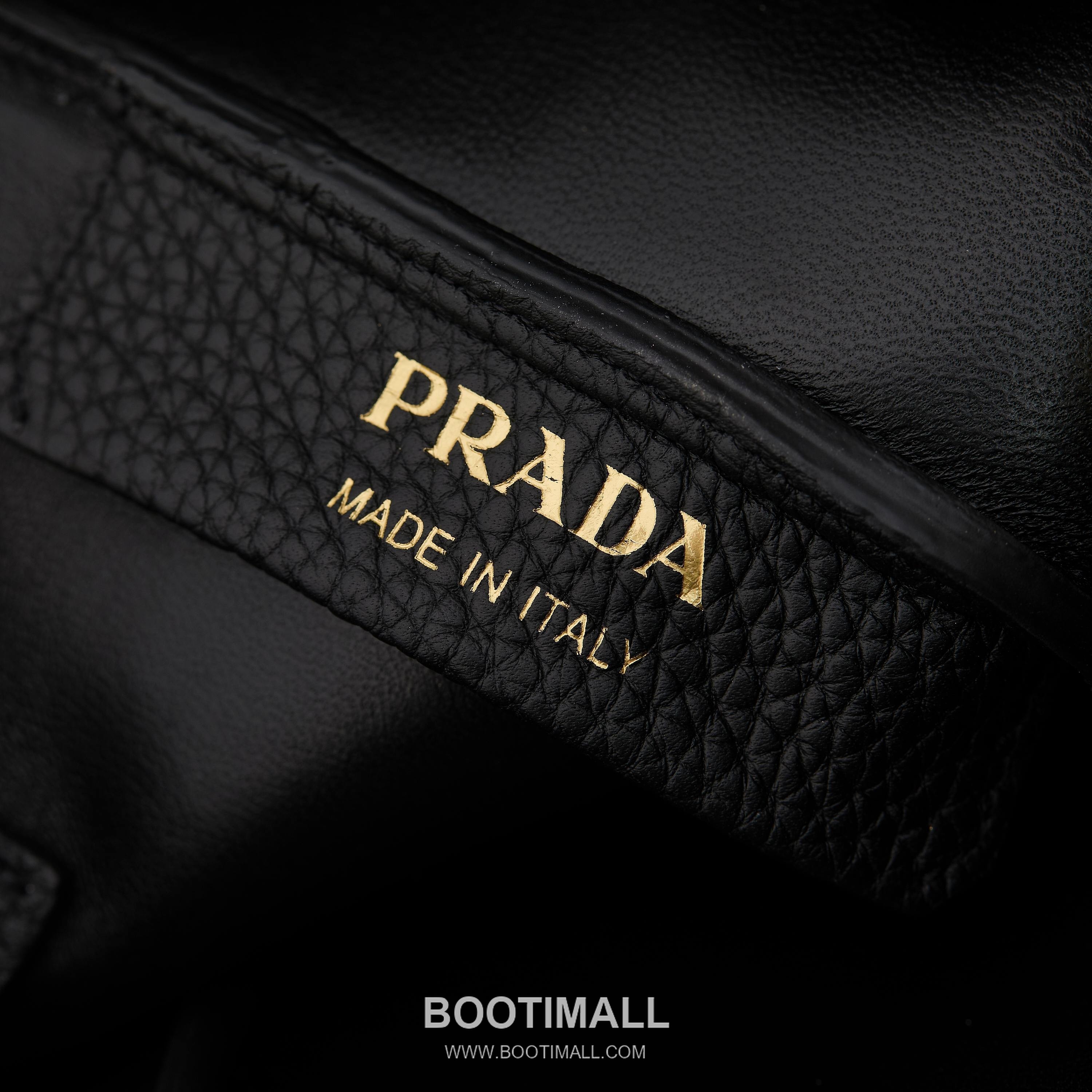 Prada Textured Leather Shoulder Bag with Dual Strap Zip Closure and Metal Logo Detail 프라다 텍스처드 레더 숄더백 듀얼 스트랩 지퍼 클로저 메탈 로고 디테일 1BC145 23cm 8
