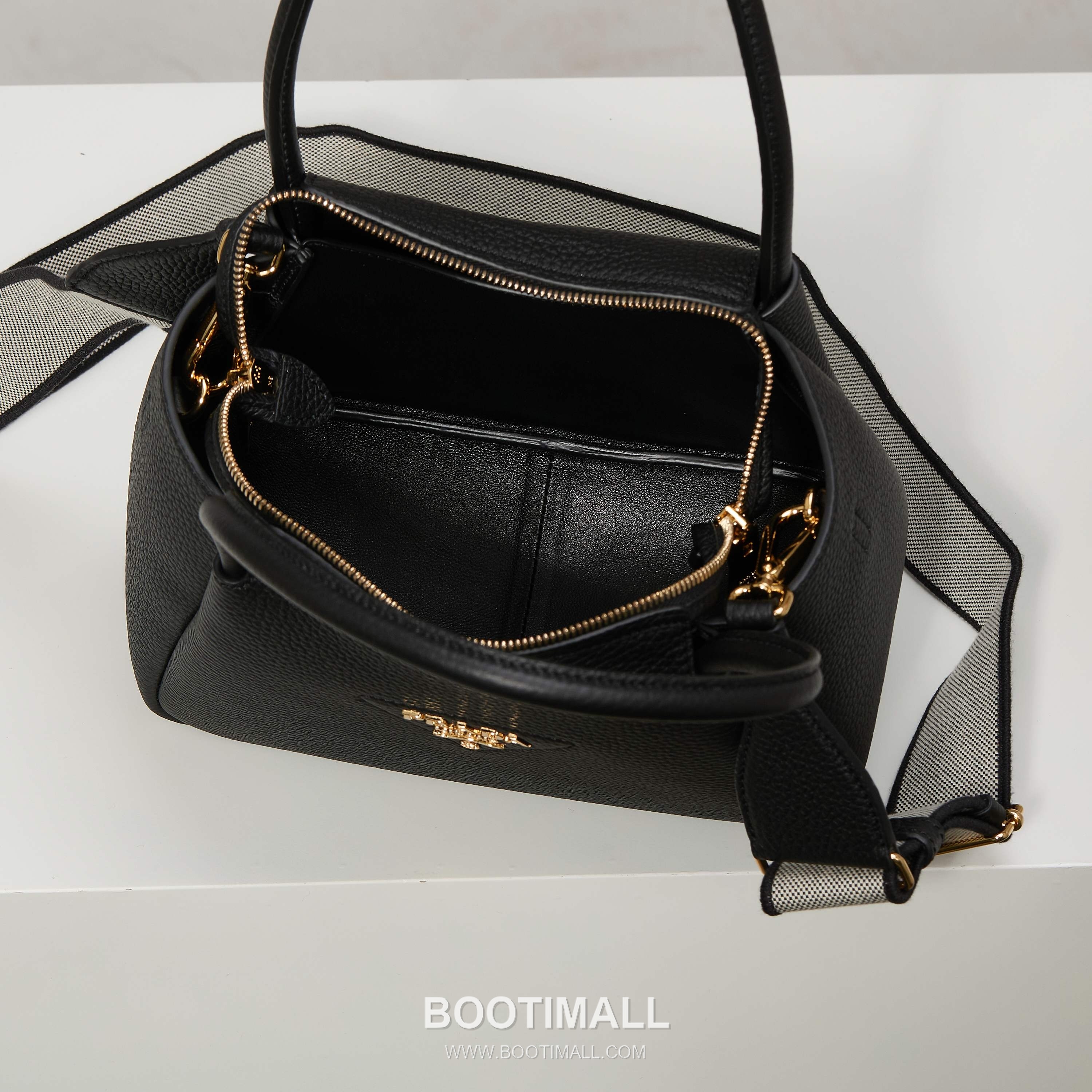 Prada Textured Leather Shoulder Bag with Dual Strap Zip Closure and Metal Logo Detail 프라다 텍스처드 레더 숄더백 듀얼 스트랩 지퍼 클로저 메탈 로고 디테일 1BC145 23cm 9