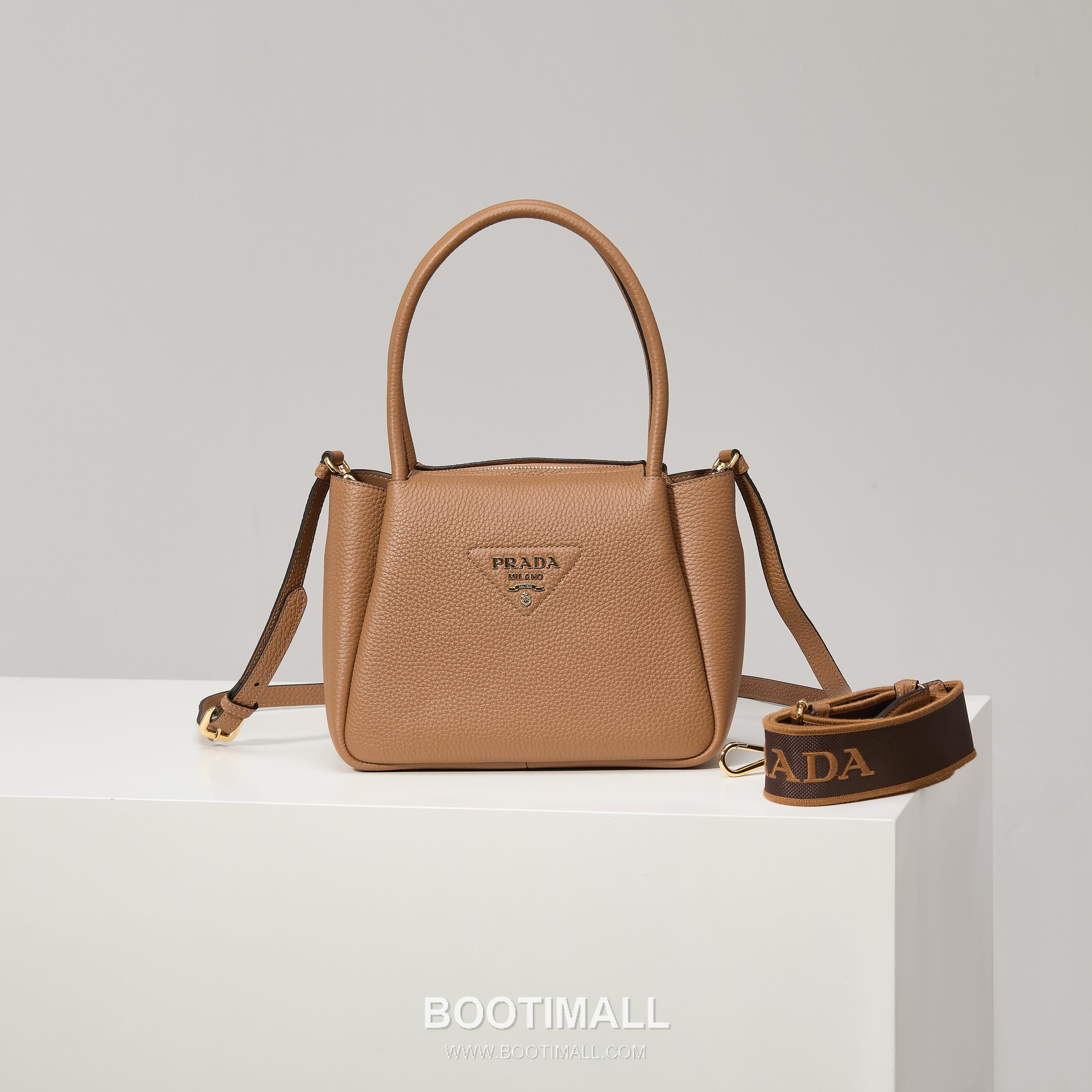 Prada Textured Leather Shoulder Bag with Dual Strap Zip Closure and Metal Logo Detail 프라다 텍스처드 레더 숄더백 듀얼 스트랩 지퍼 클로저 메탈 로고 디테일 1BC145 23cm 1