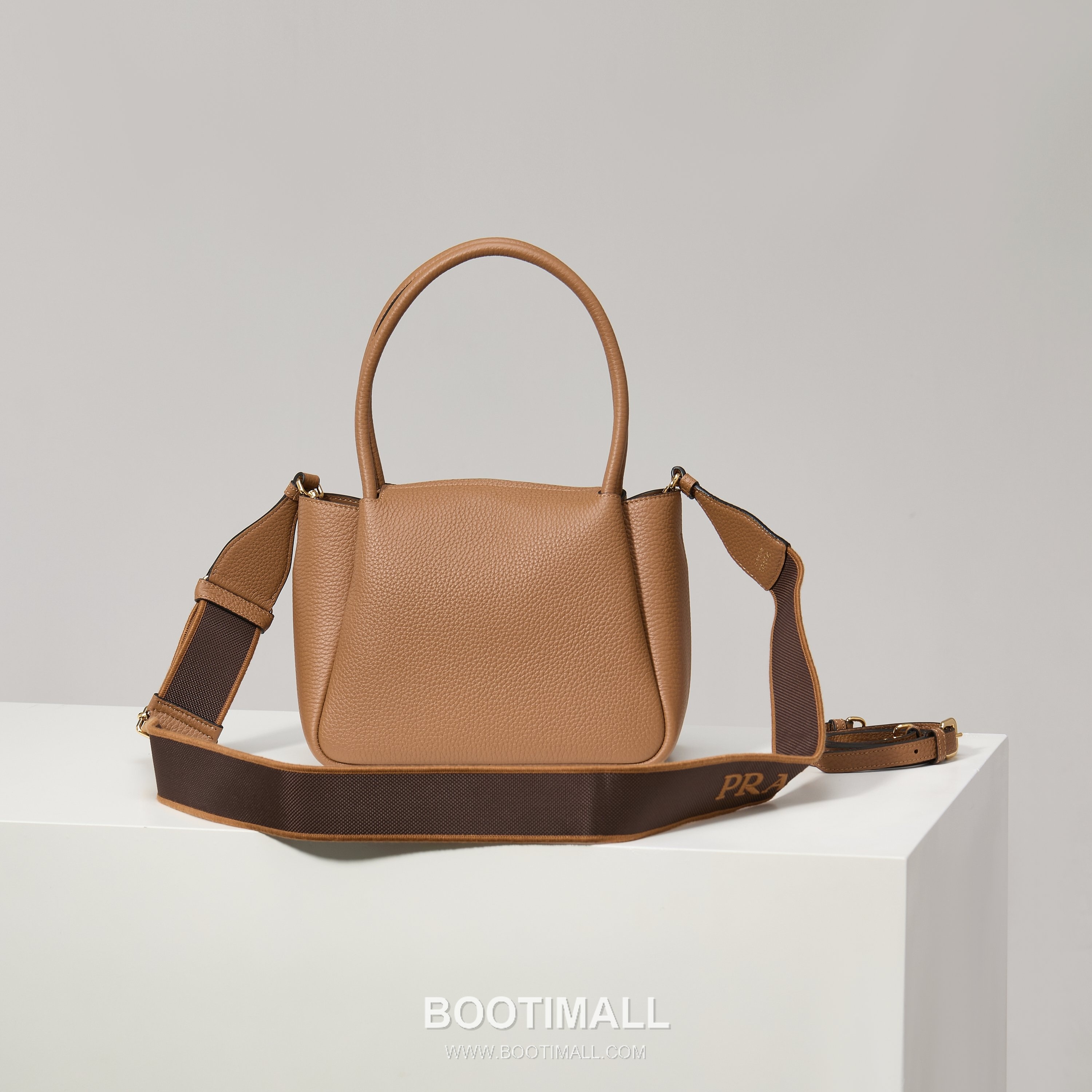 Prada Textured Leather Shoulder Bag with Dual Strap Zip Closure and Metal Logo Detail 프라다 텍스처드 레더 숄더백 듀얼 스트랩 지퍼 클로저 메탈 로고 디테일 1BC145 23cm 2