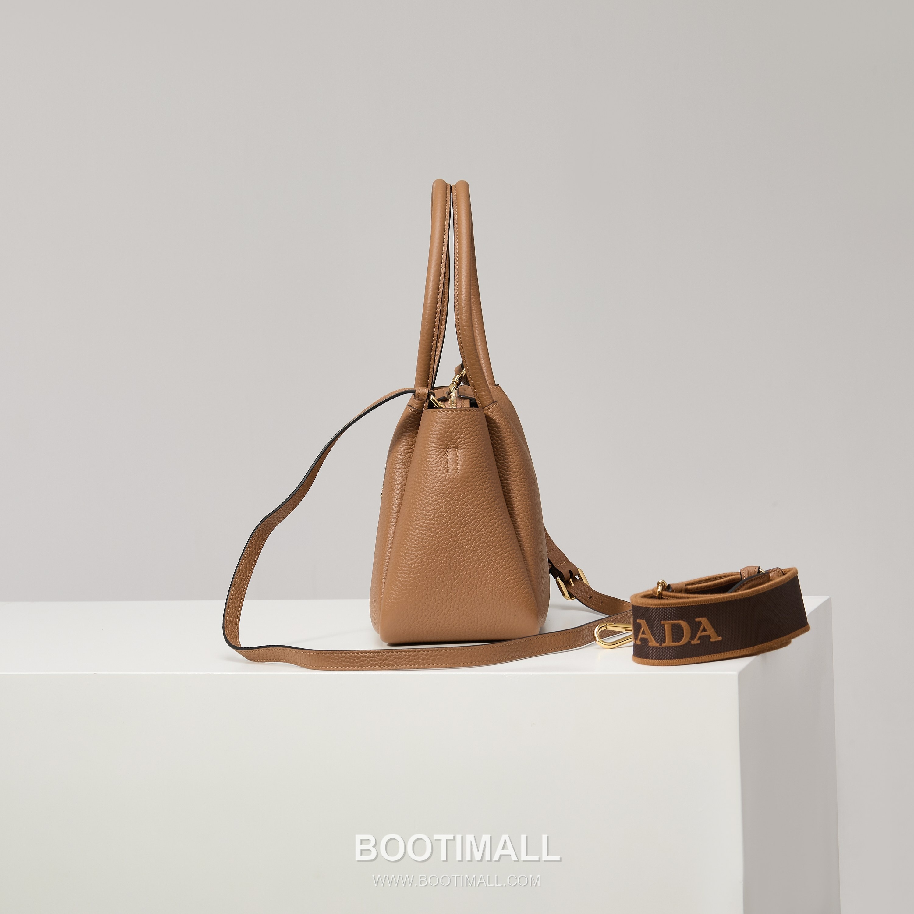 Prada Textured Leather Shoulder Bag with Dual Strap Zip Closure and Metal Logo Detail 프라다 텍스처드 레더 숄더백 듀얼 스트랩 지퍼 클로저 메탈 로고 디테일 1BC145 23cm 3