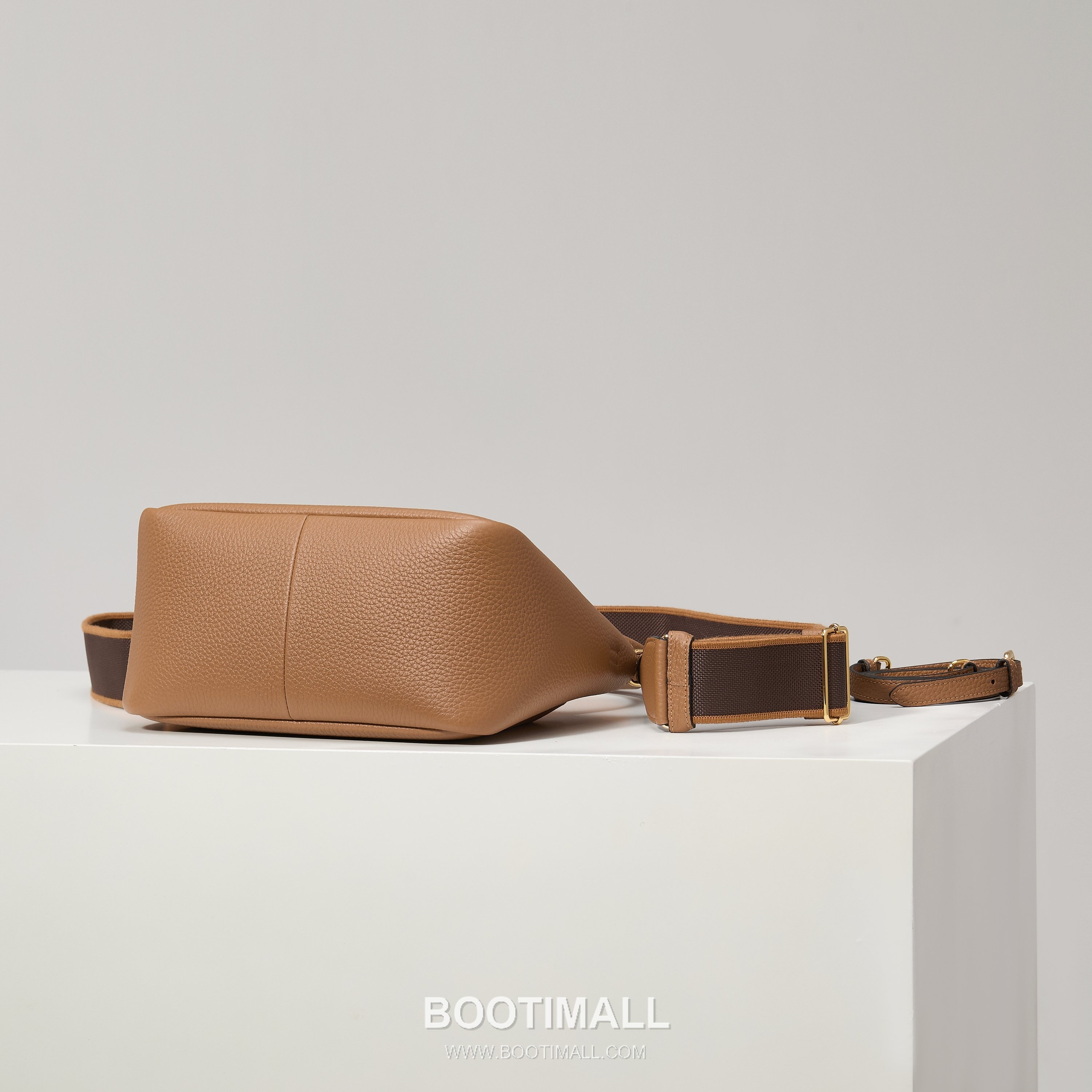 Prada Textured Leather Shoulder Bag with Dual Strap Zip Closure and Metal Logo Detail 프라다 텍스처드 레더 숄더백 듀얼 스트랩 지퍼 클로저 메탈 로고 디테일 1BC145 23cm 4