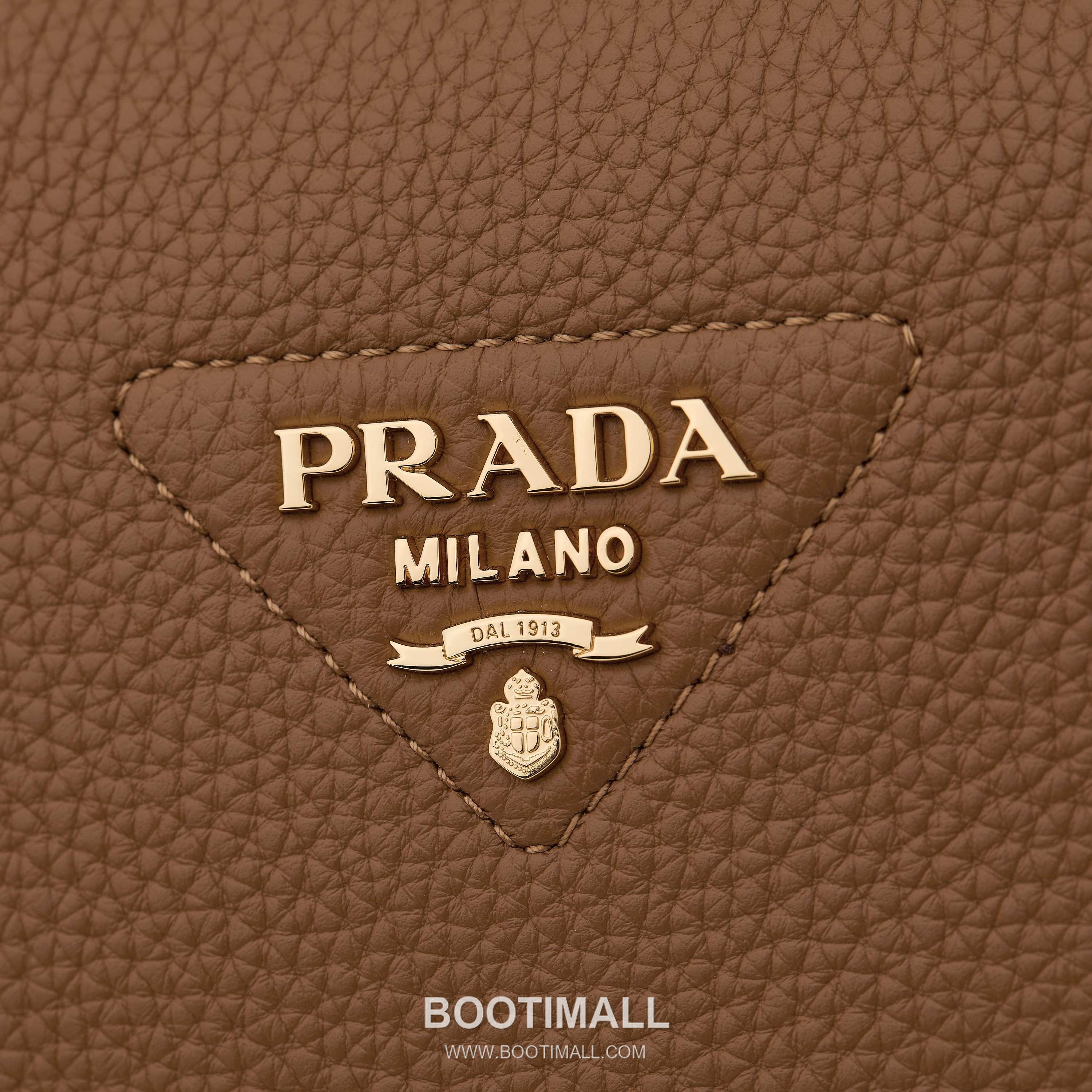 Prada Textured Leather Shoulder Bag with Dual Strap Zip Closure and Metal Logo Detail 프라다 텍스처드 레더 숄더백 듀얼 스트랩 지퍼 클로저 메탈 로고 디테일 1BC145 23cm 5