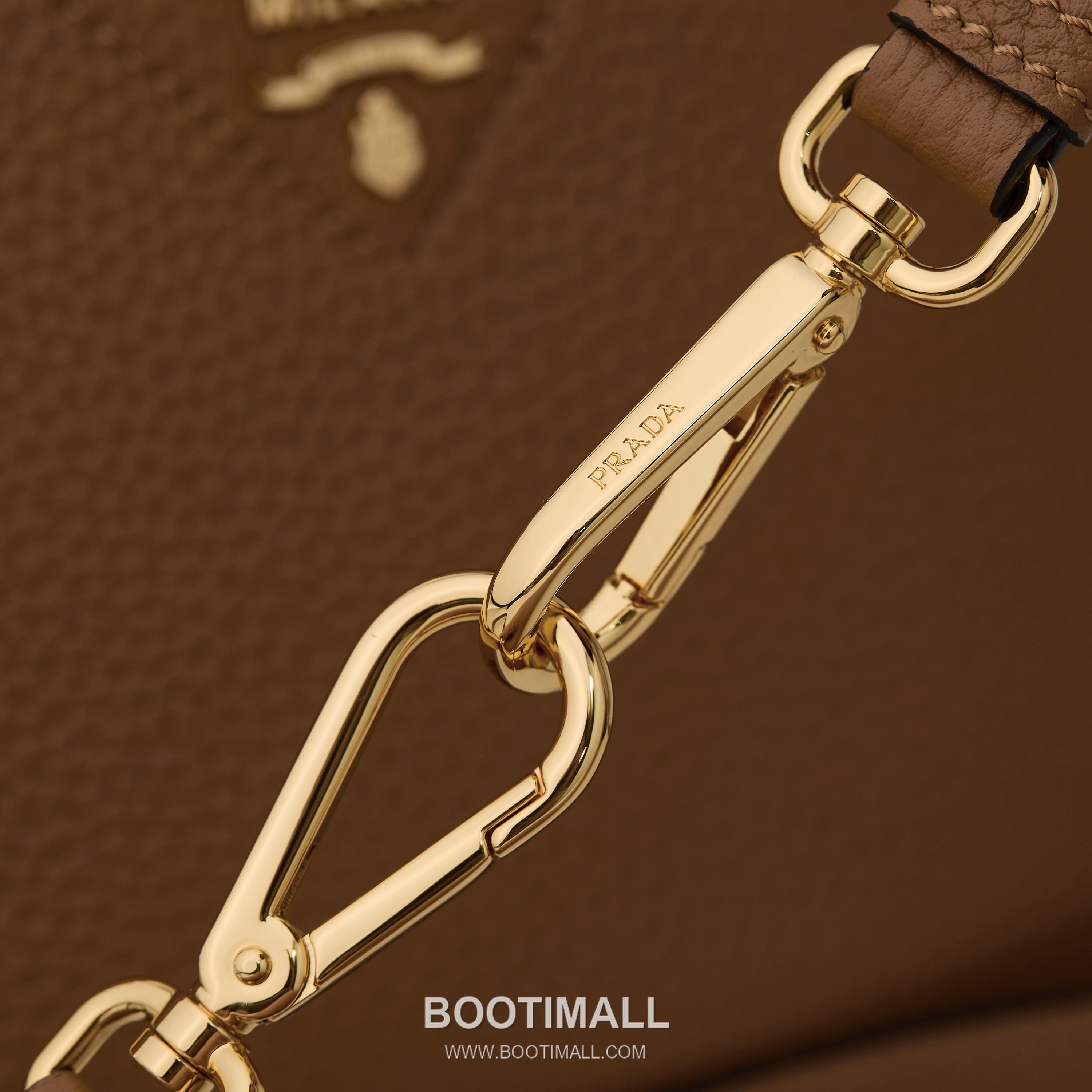 Prada Textured Leather Shoulder Bag with Dual Strap Zip Closure and Metal Logo Detail 프라다 텍스처드 레더 숄더백 듀얼 스트랩 지퍼 클로저 메탈 로고 디테일 1BC145 23cm 6