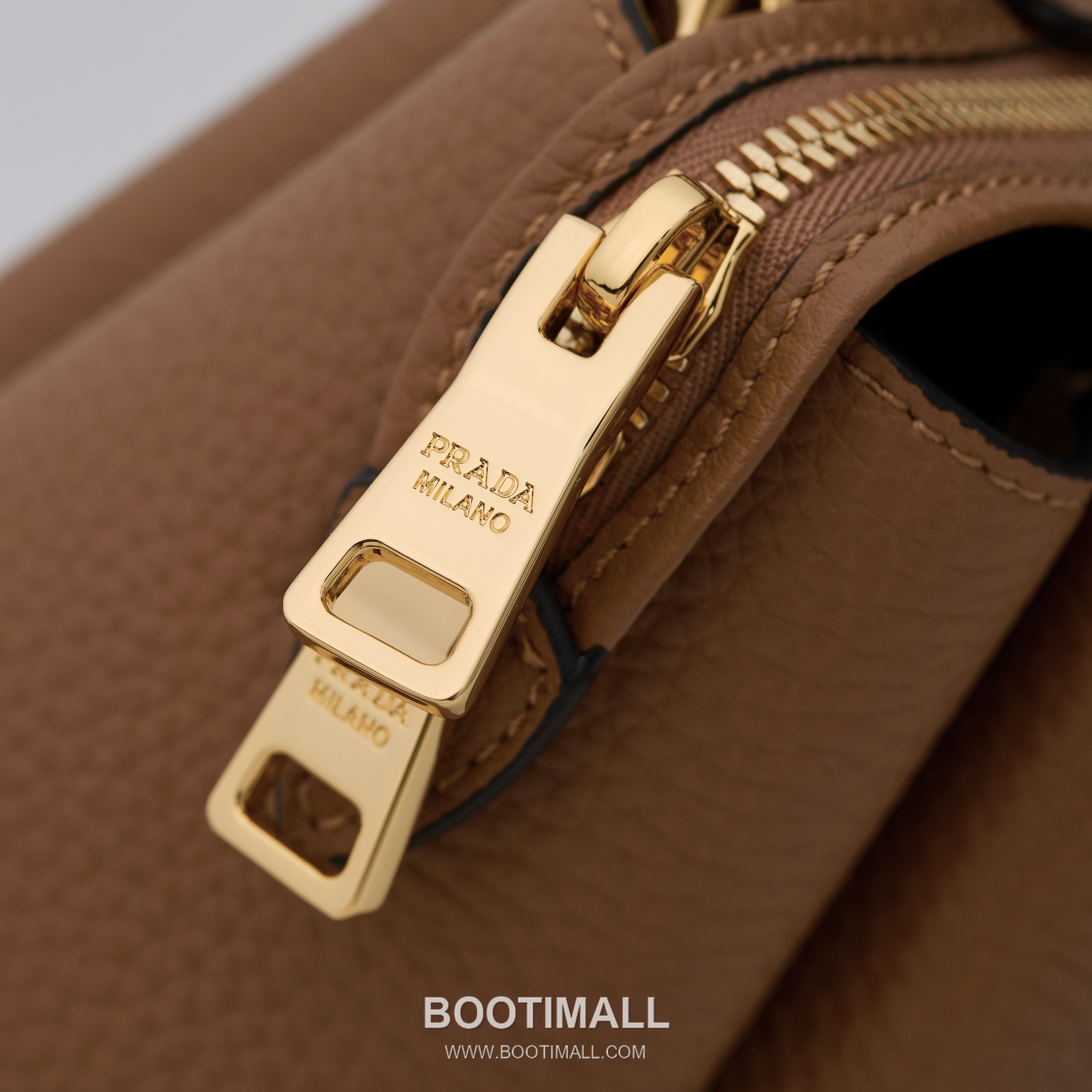 Prada Textured Leather Shoulder Bag with Dual Strap Zip Closure and Metal Logo Detail 프라다 텍스처드 레더 숄더백 듀얼 스트랩 지퍼 클로저 메탈 로고 디테일 1BC145 23cm 7