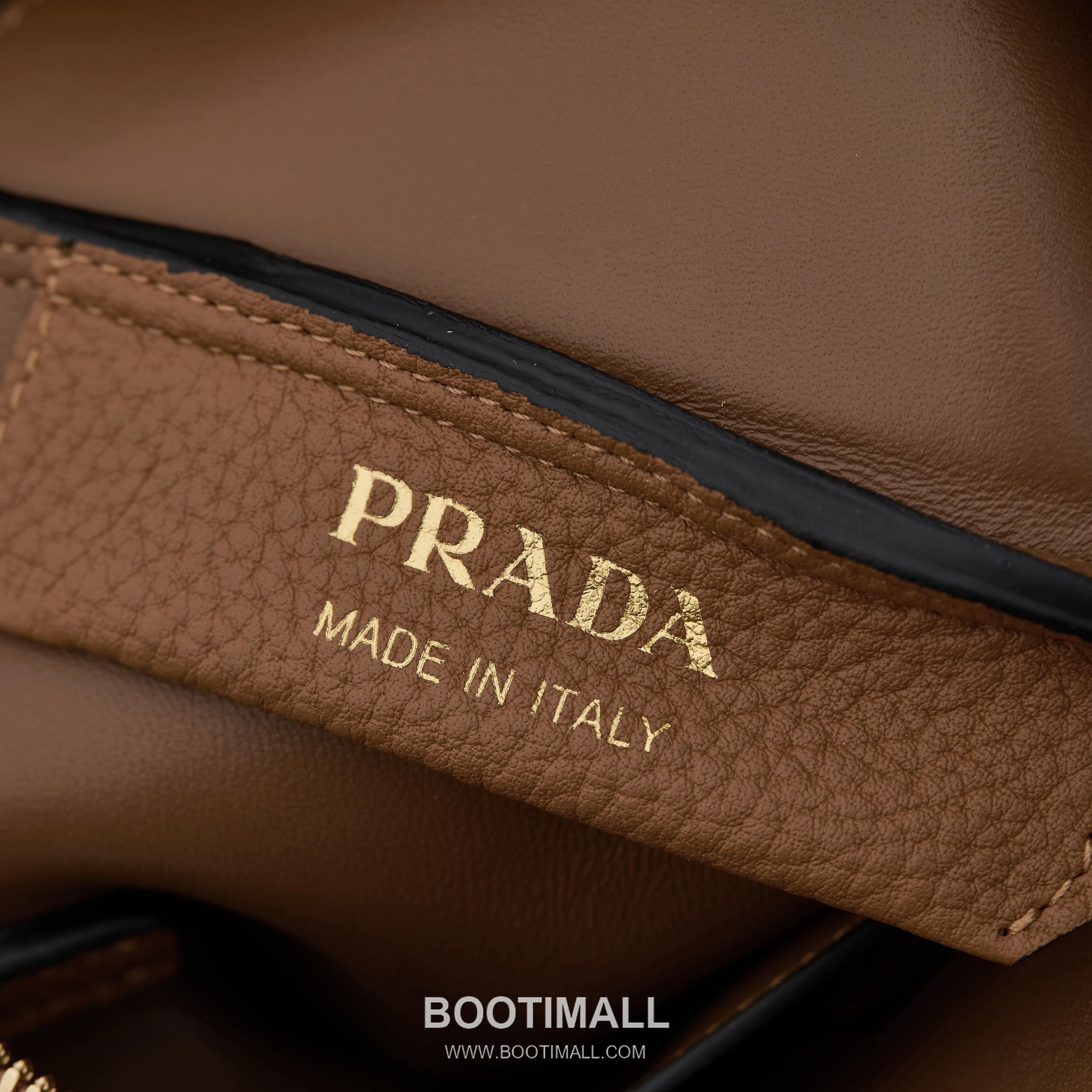 Prada Textured Leather Shoulder Bag with Dual Strap Zip Closure and Metal Logo Detail 프라다 텍스처드 레더 숄더백 듀얼 스트랩 지퍼 클로저 메탈 로고 디테일 1BC145 23cm 8