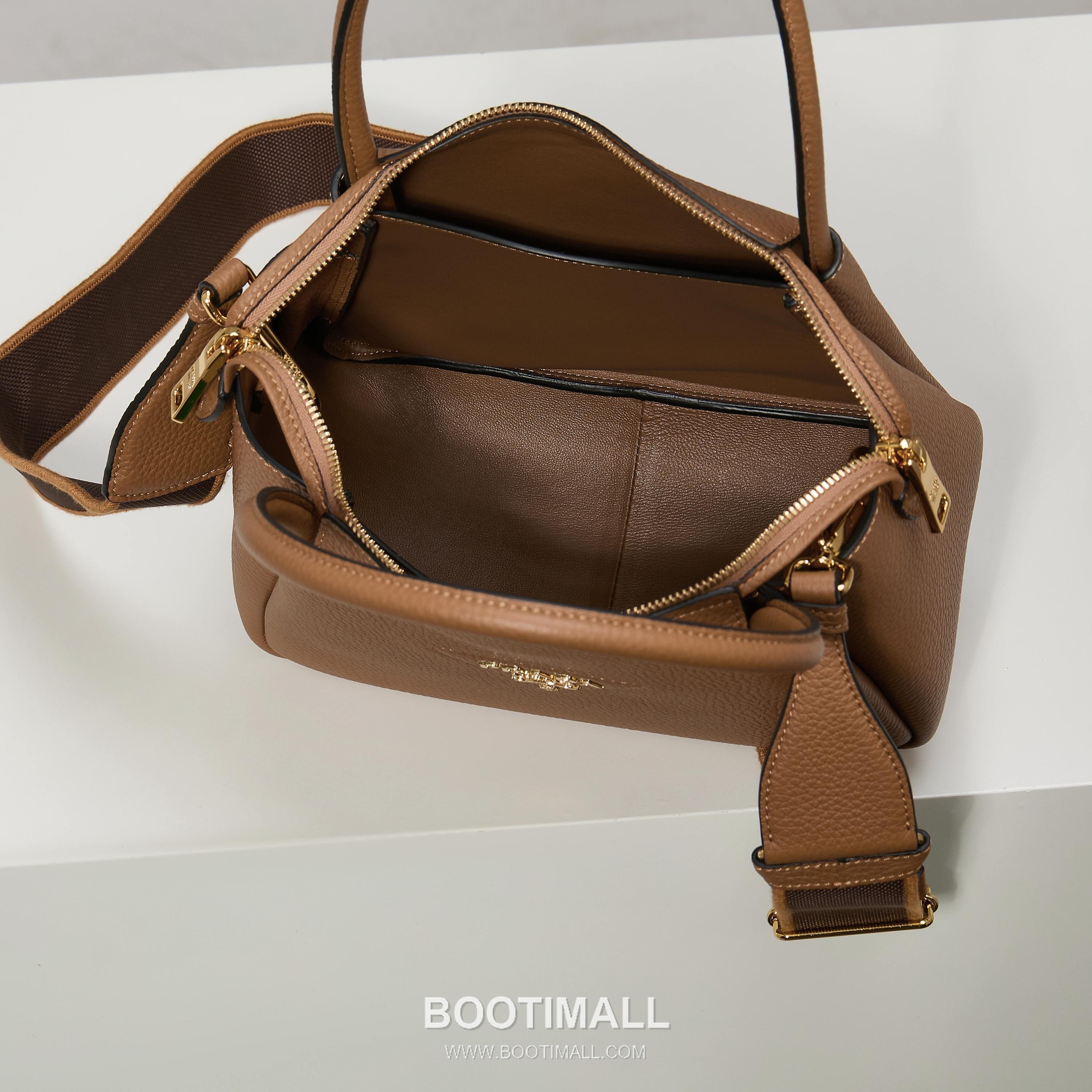 Prada Textured Leather Shoulder Bag with Dual Strap Zip Closure and Metal Logo Detail 프라다 텍스처드 레더 숄더백 듀얼 스트랩 지퍼 클로저 메탈 로고 디테일 1BC145 23cm 9