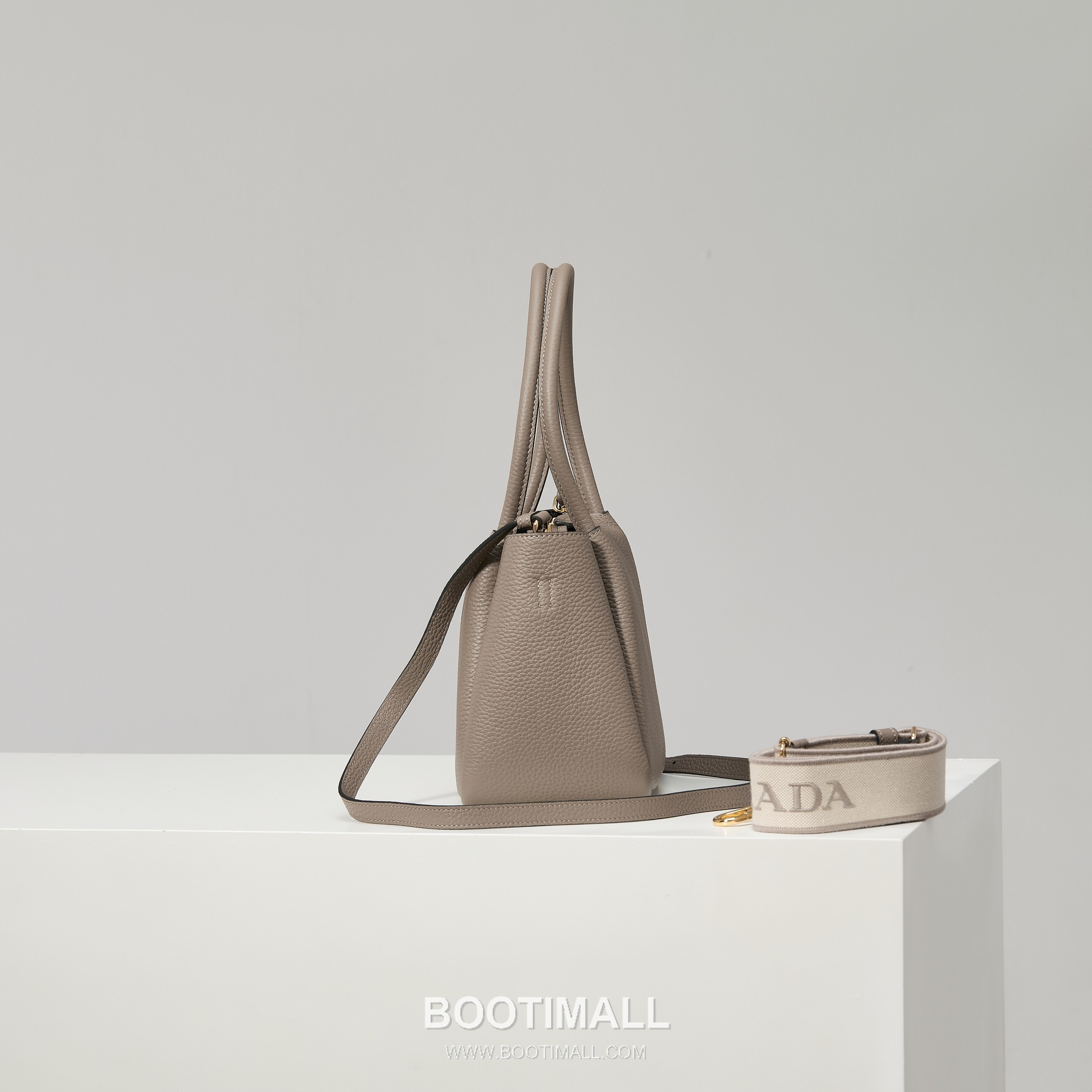 Prada Textured Leather Shoulder Bag with Dual Strap Zip Closure and Metal Logo Detail 프라다 텍스처드 레더 숄더백 듀얼 스트랩 지퍼 클로저 메탈 로고 디테일 1BC145 23cm 3