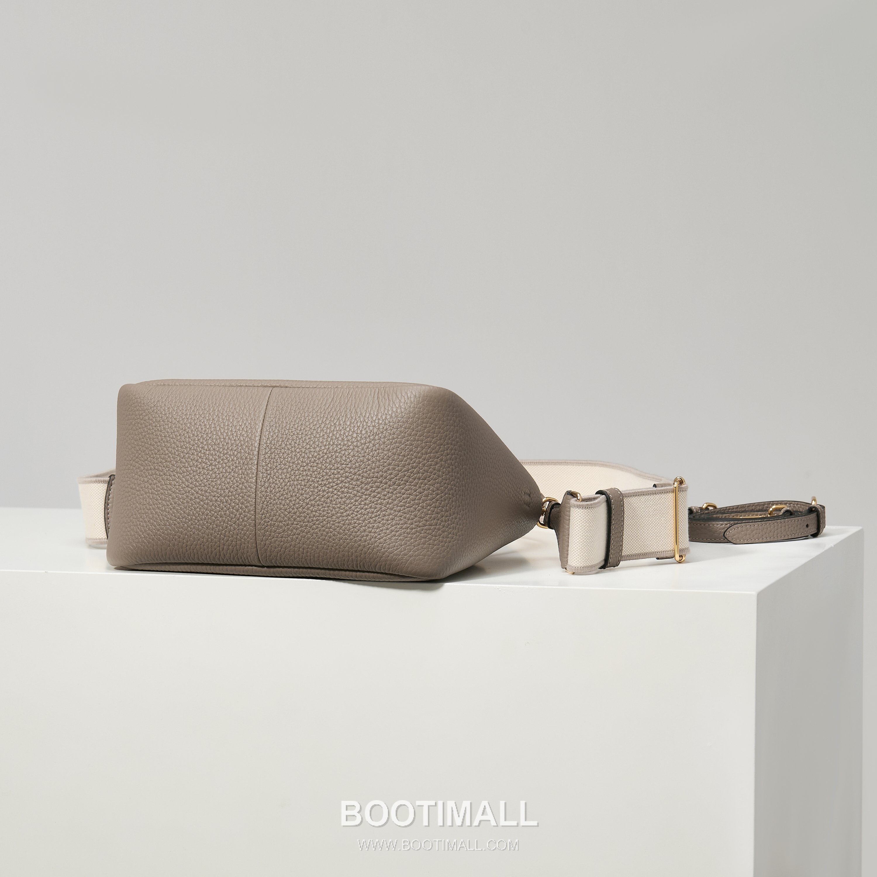 Prada Textured Leather Shoulder Bag with Dual Strap Zip Closure and Metal Logo Detail 프라다 텍스처드 레더 숄더백 듀얼 스트랩 지퍼 클로저 메탈 로고 디테일 1BC145 23cm 4