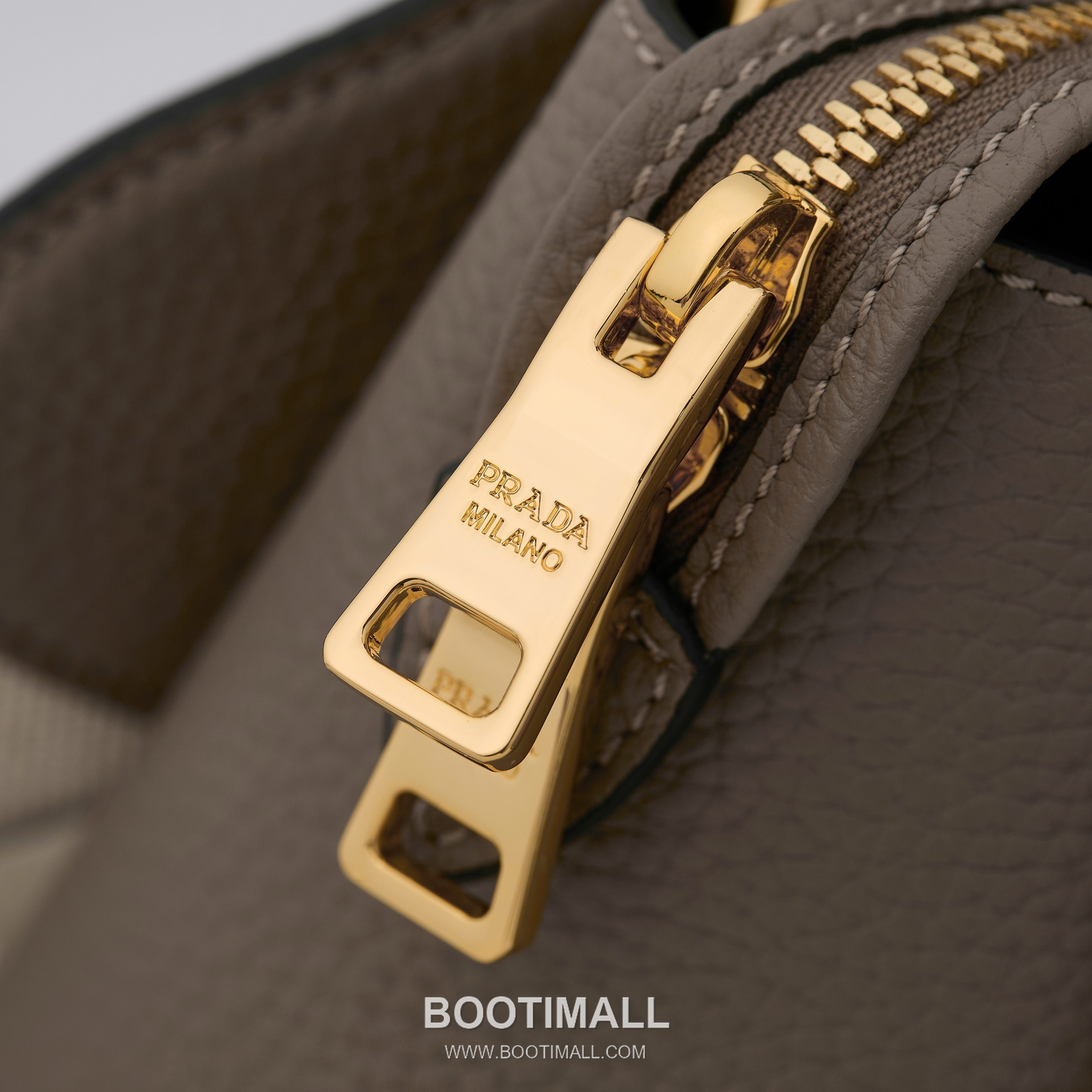 Prada Textured Leather Shoulder Bag with Dual Strap Zip Closure and Metal Logo Detail 프라다 텍스처드 레더 숄더백 듀얼 스트랩 지퍼 클로저 메탈 로고 디테일 1BC145 23cm 7