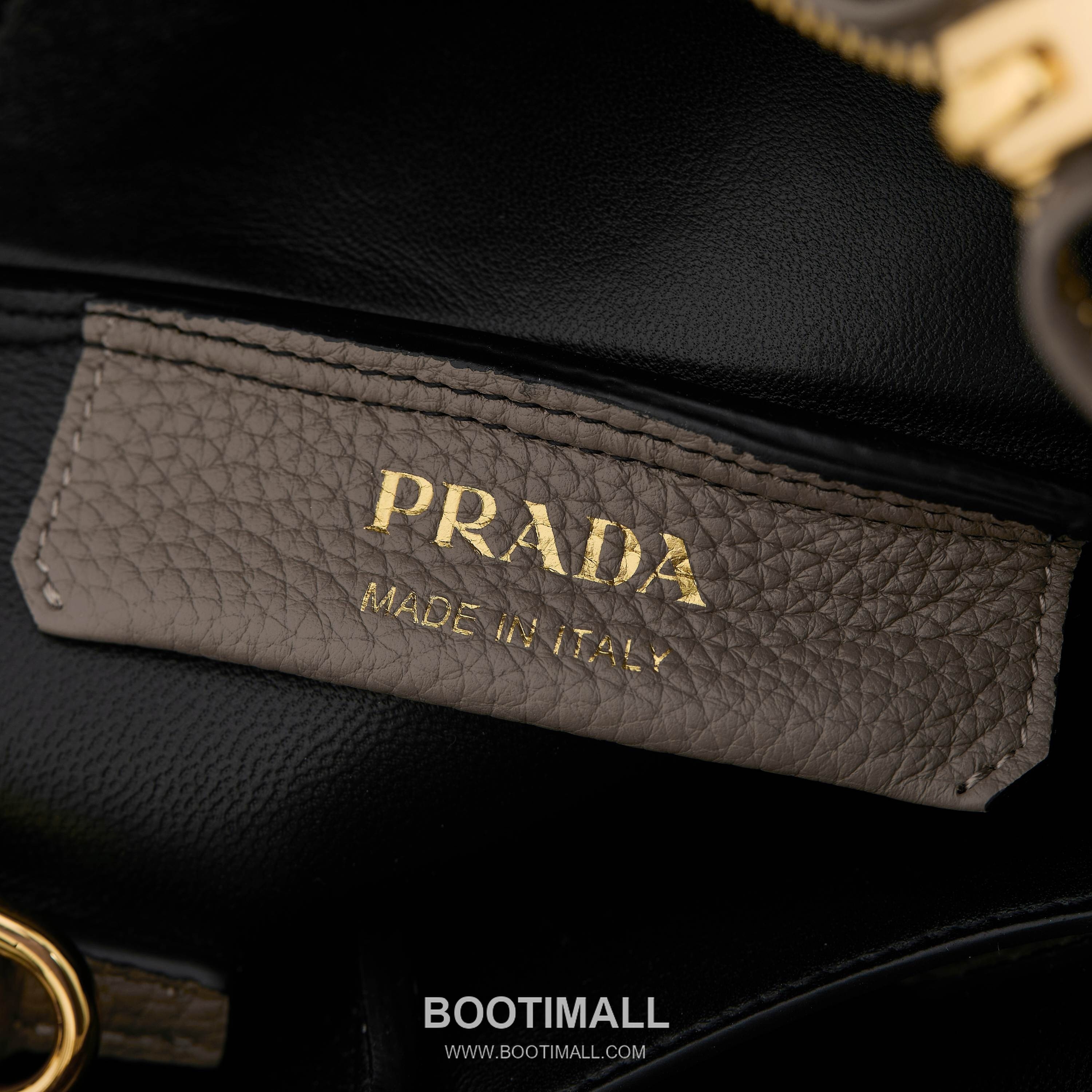 Prada Textured Leather Shoulder Bag with Dual Strap Zip Closure and Metal Logo Detail 프라다 텍스처드 레더 숄더백 듀얼 스트랩 지퍼 클로저 메탈 로고 디테일 1BC145 23cm 8